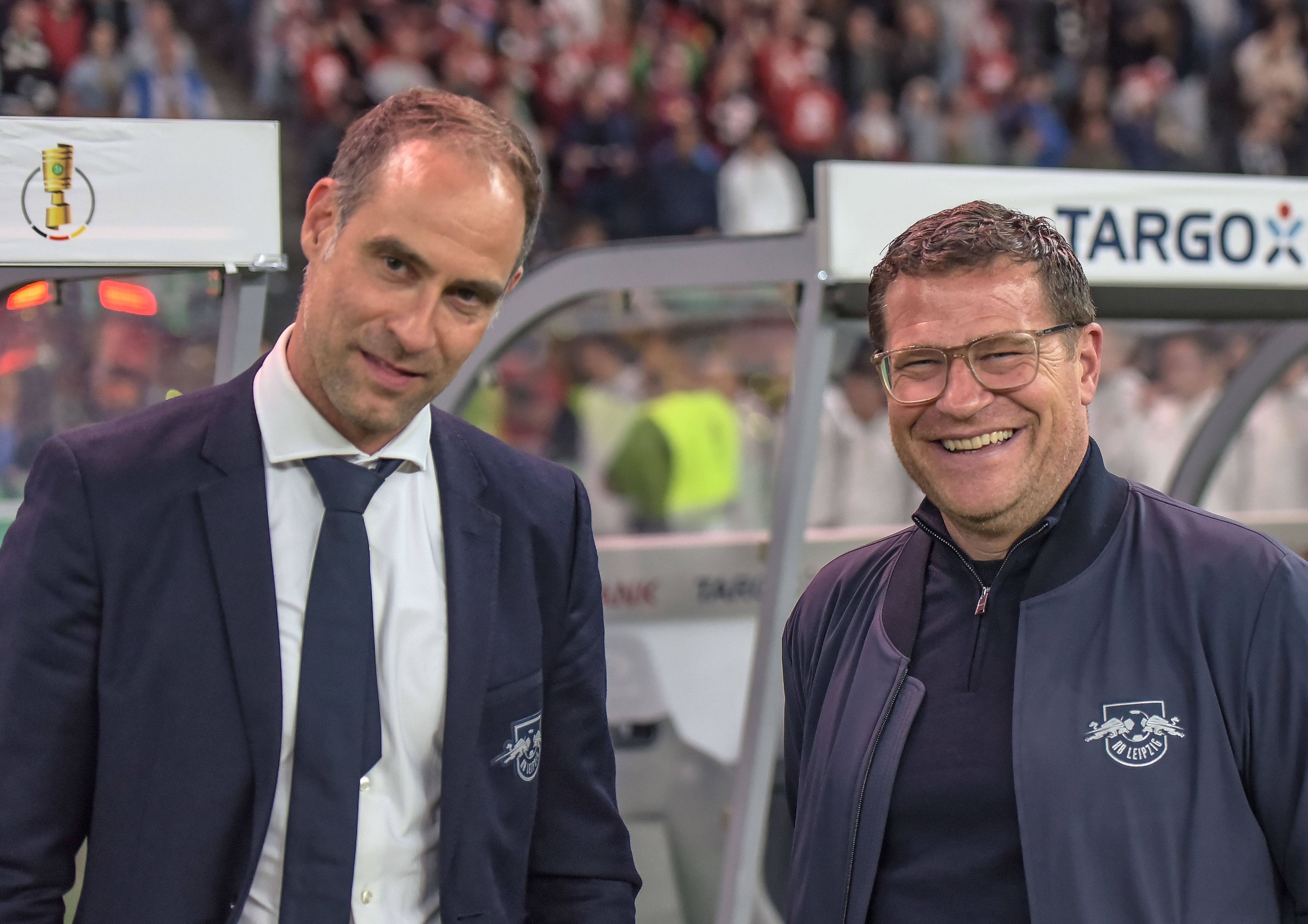 Red-Bull-Chef Oliver Mintzlaff (l.) steht im Olympiastadion in Berlin neben Max Eberl. Das Foto zeigt das Duo am 3. Juni 2023.