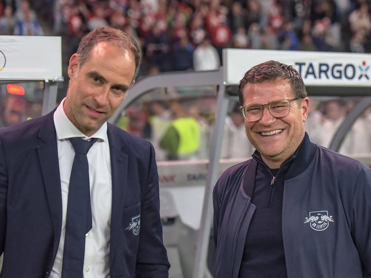 Red-Bull-Chef Oliver Mintzlaff (l.) steht im Olympiastadion in Berlin neben Max Eberl. Das Foto zeigt das Duo am 3. Juni 2023.