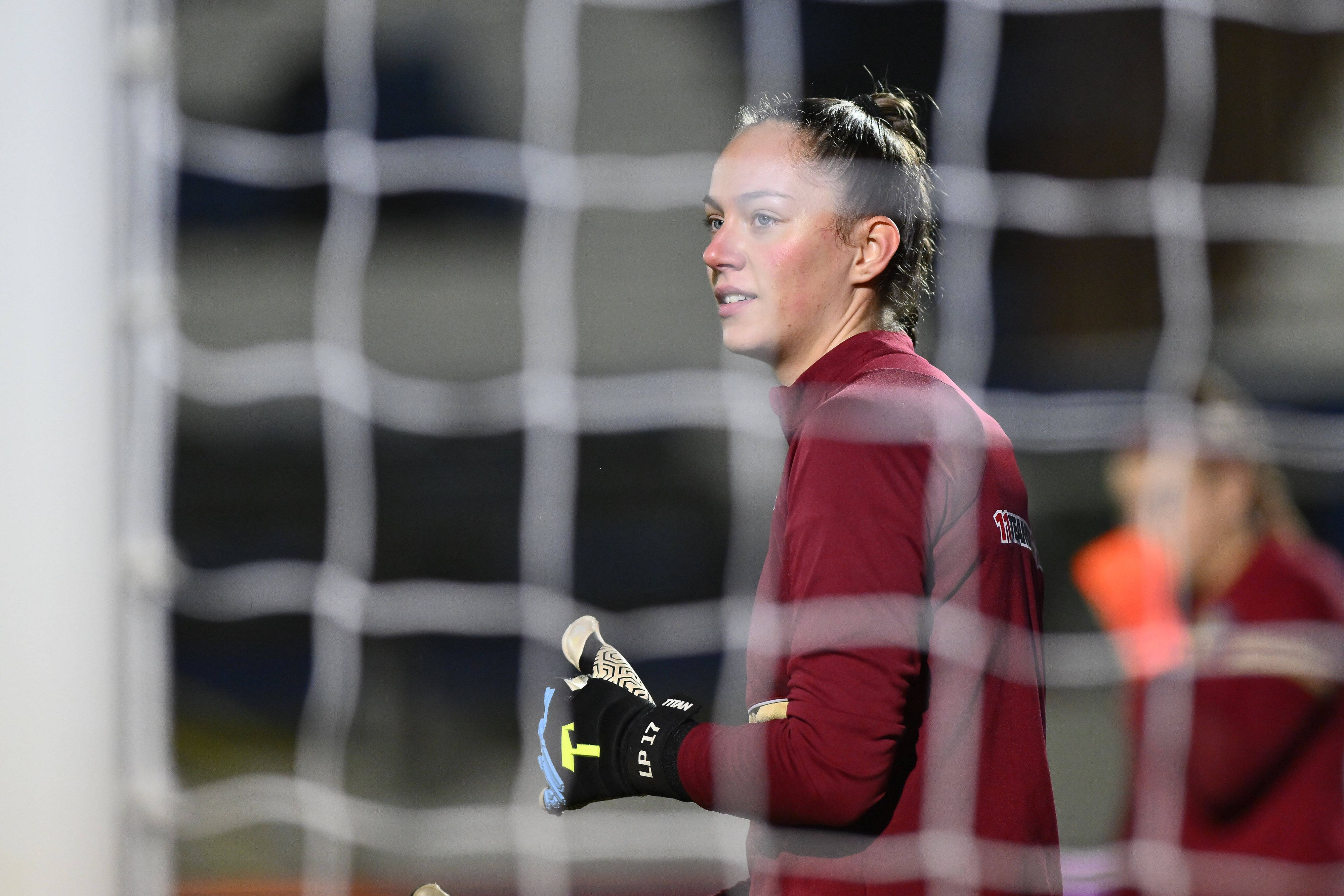 Luisa Palmen wärmt sich in ihrer Zeit bei St. Pölten am 16. Dezember 2022 für ein Champions-League-Spiel auf.
