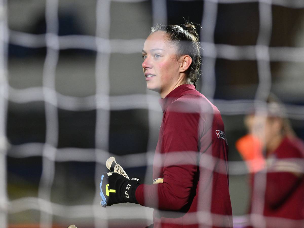 Luisa Palmen wärmt sich in ihrer Zeit bei St. Pölten am 16. Dezember 2022 für ein Champions-League-Spiel auf.