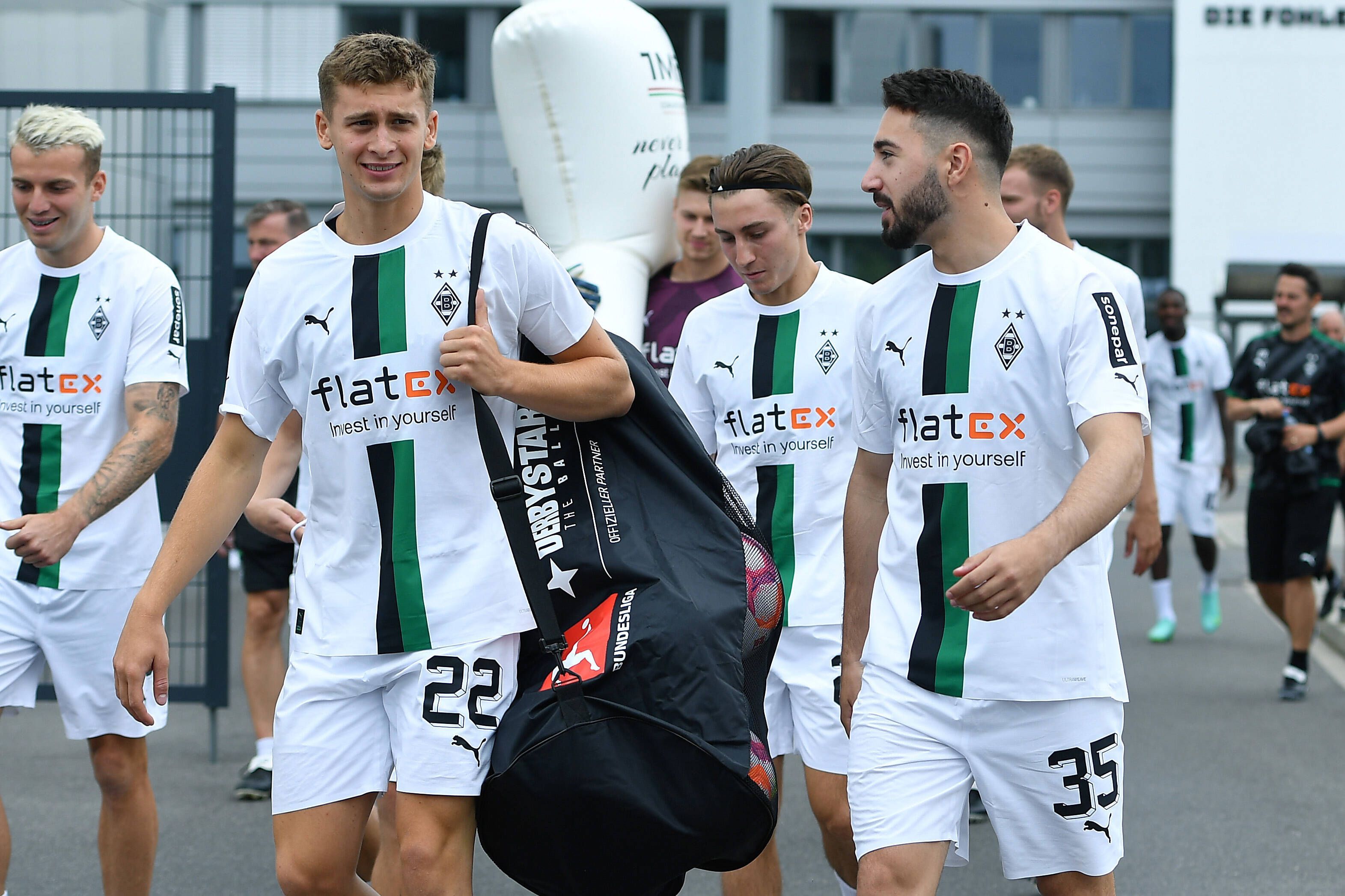 Oscar Fraulo (l.) unterhält sich vor einer Trainings-Einheit von Borussia Mönchengladbach am 26. Juni 2022 mit Jacob Italiano.