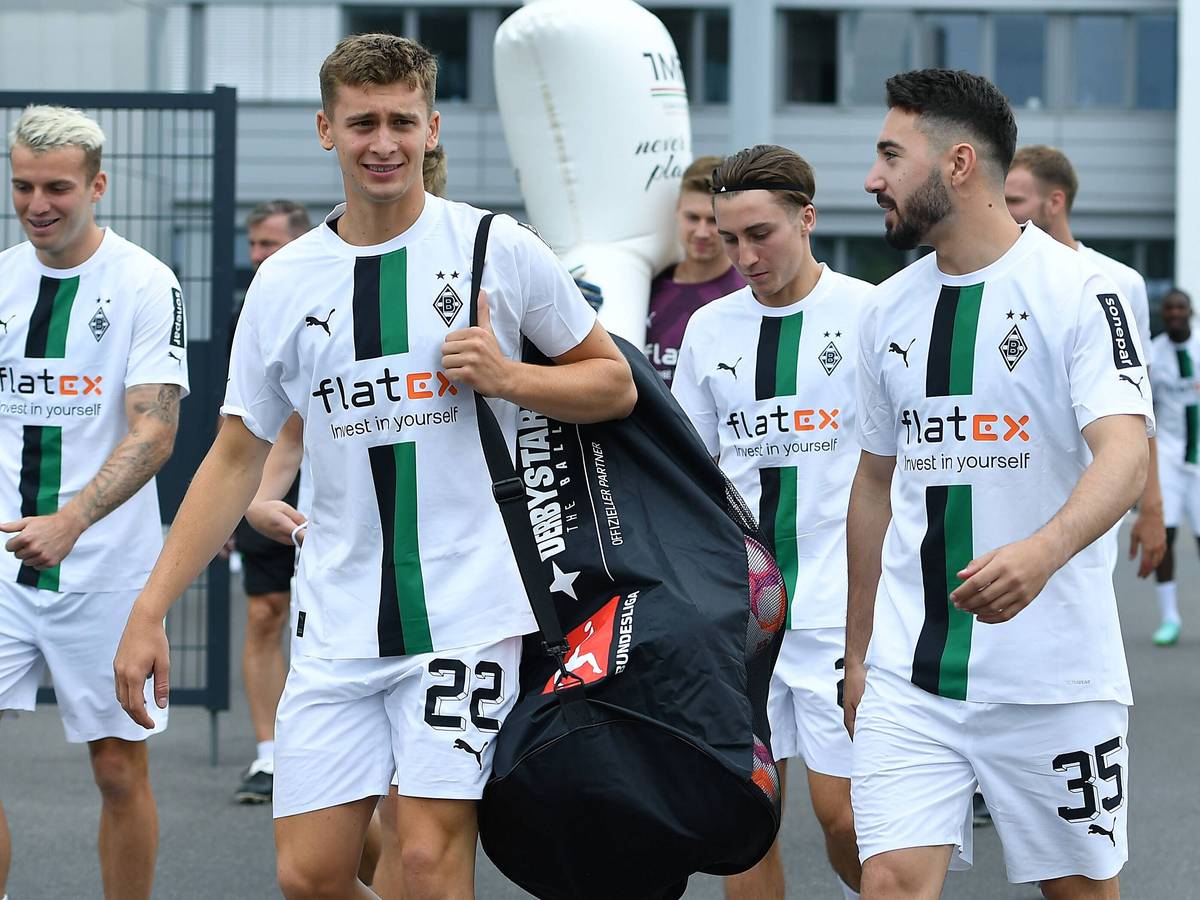 Oscar Fraulo (l.) unterhält sich vor einer Trainings-Einheit von Borussia Mönchengladbach am 26. Juni 2022 mit Jacob Italiano.