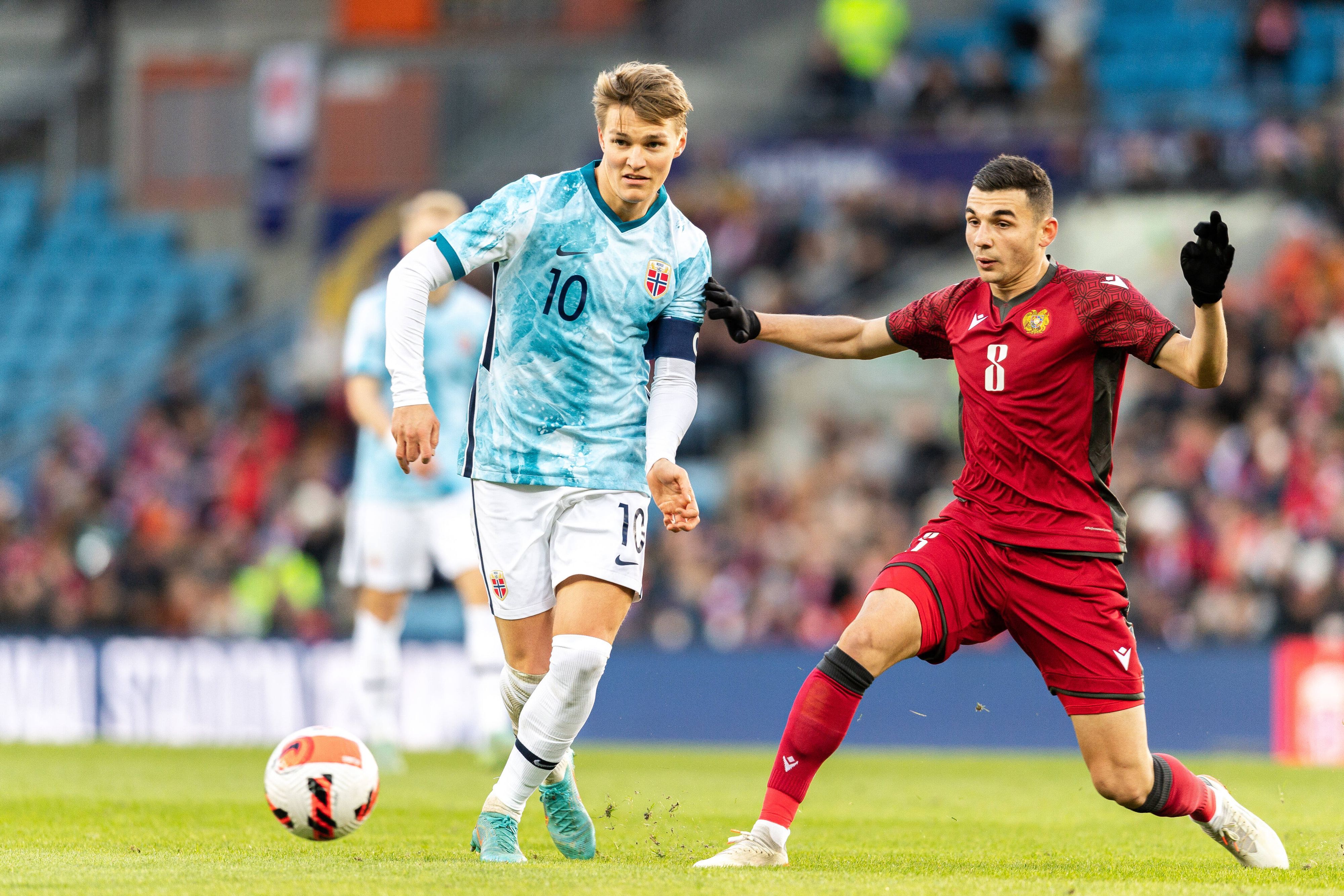 Martin Ödegaard (l.) vom FC Arsenal liefert sich am 29. März 2022 einen Zweikampf mit Eduard Spertsyan von FC Krasnodar beim Länderspiel von Norwegen gegen Armenien.