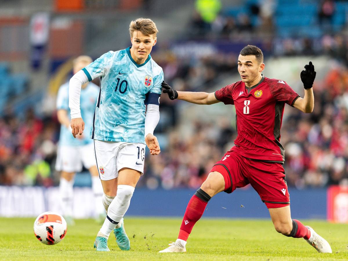 Martin Ödegaard (l.) vom FC Arsenal liefert sich am 29. März 2022 einen Zweikampf mit Eduard Spertsyan von FC Krasnodar beim Länderspiel von Norwegen gegen Armenien.