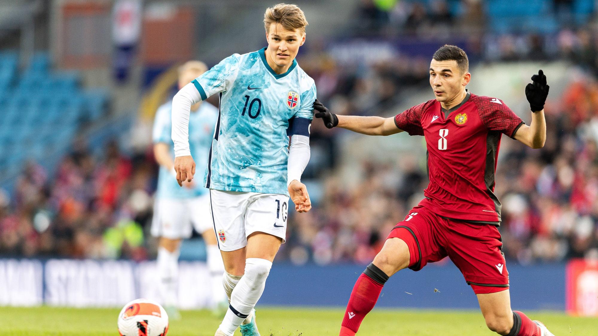 Martin Ödegaard (l.) vom FC Arsenal liefert sich am 29. März 2022 einen Zweikampf mit Eduard Spertsyan von FC Krasnodar beim Länderspiel von Norwegen gegen Armenien.