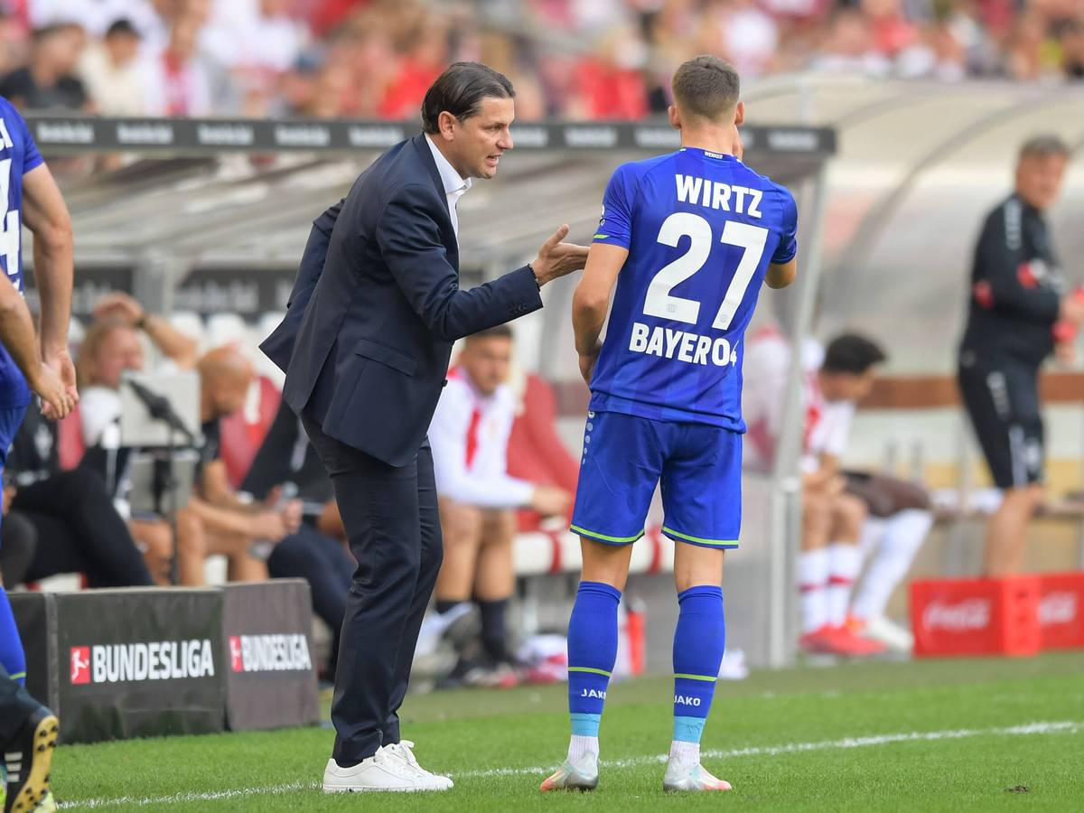 Gerardo Seoane (l.) spricht am 19. September 2021 beim Bundesliga-Auswärtsspiel in Stuttgart in seiner Zeit von Bayer Leverkusen mit Florian Wirtz.