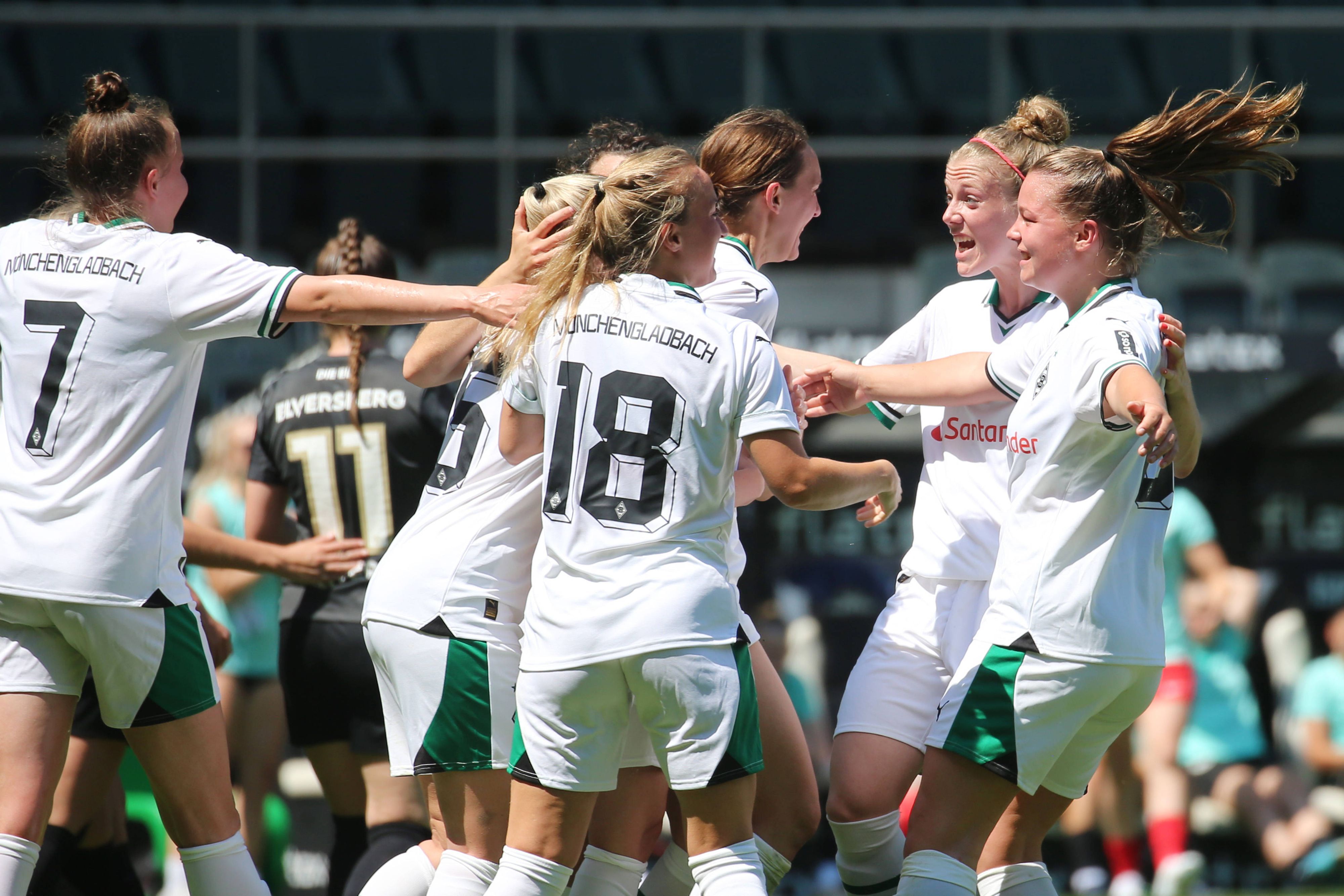 Die Spielerinnen von Borussia Mönchengladbach bejubeln das Tor zum 2:0 von Sarah Schmitz beim Relegations-Hinspiel.