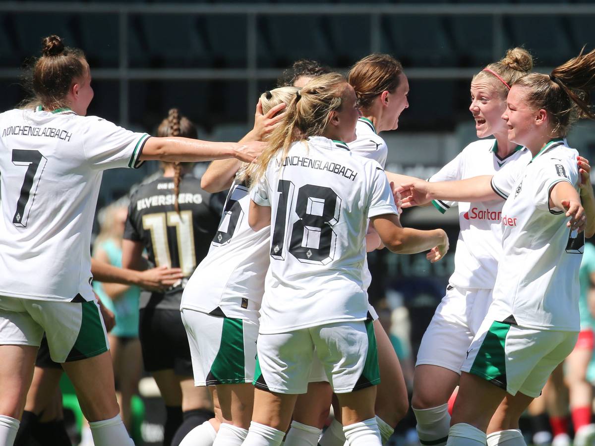 Die Spielerinnen von Borussia Mönchengladbach bejubeln das Tor zum 2:0 von Sarah Schmitz beim Relegations-Hinspiel.