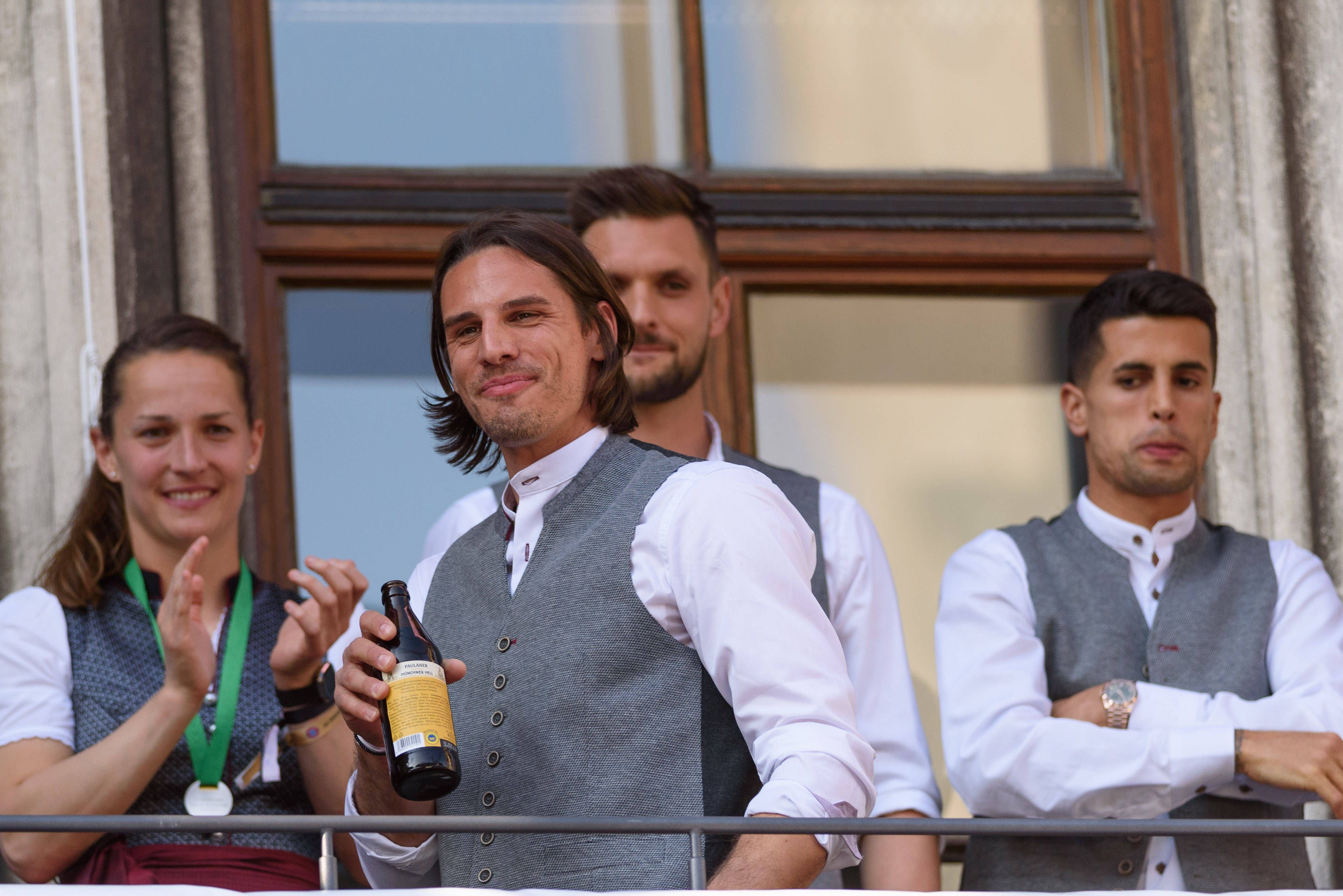 Ex-Gladbach-Keeper Yann Sommer (2.v.l.), hier zu sehen am 28. Mai 2023 während der Meisterfeier mit seinem neuen Klub Bayern München. Sommer hält eine Flasche Bier in seiner rechten Hand.