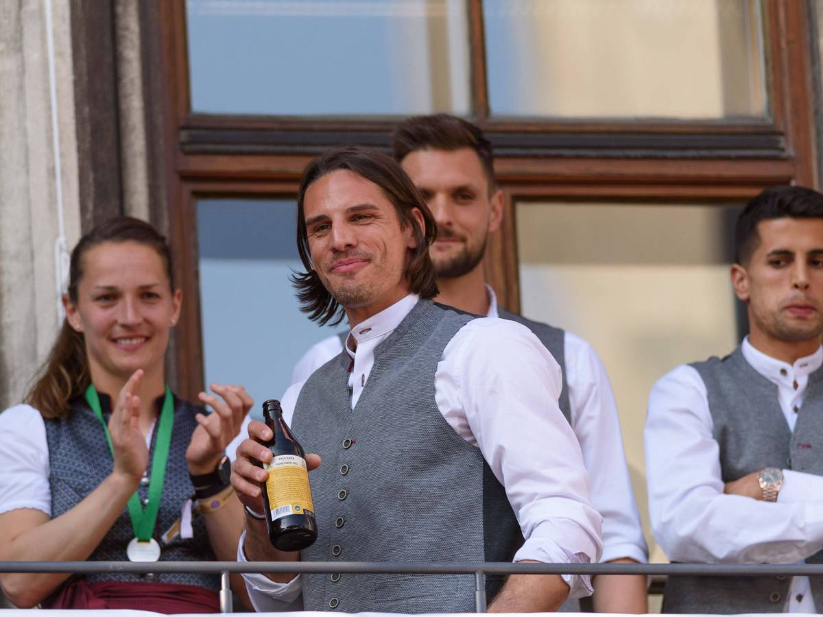 Ex-Gladbach-Keeper Yann Sommer (2.v.l.), hier zu sehen am 28. Mai 2023 während der Meisterfeier mit seinem neuen Klub Bayern München. Sommer hält eine Flasche Bier in seiner rechten Hand.