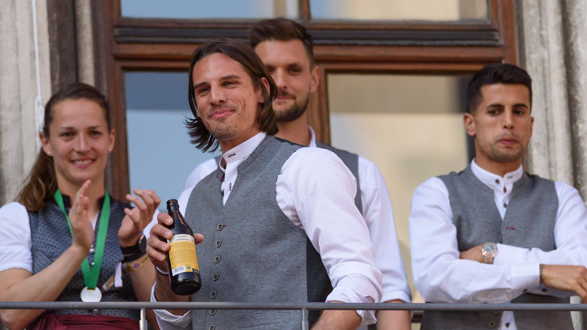 Ex-Gladbach-Keeper Yann Sommer (2.v.l.), hier zu sehen am 28. Mai 2023 während der Meisterfeier mit seinem neuen Klub Bayern München. Sommer hält eine Flasche Bier in seiner rechten Hand.