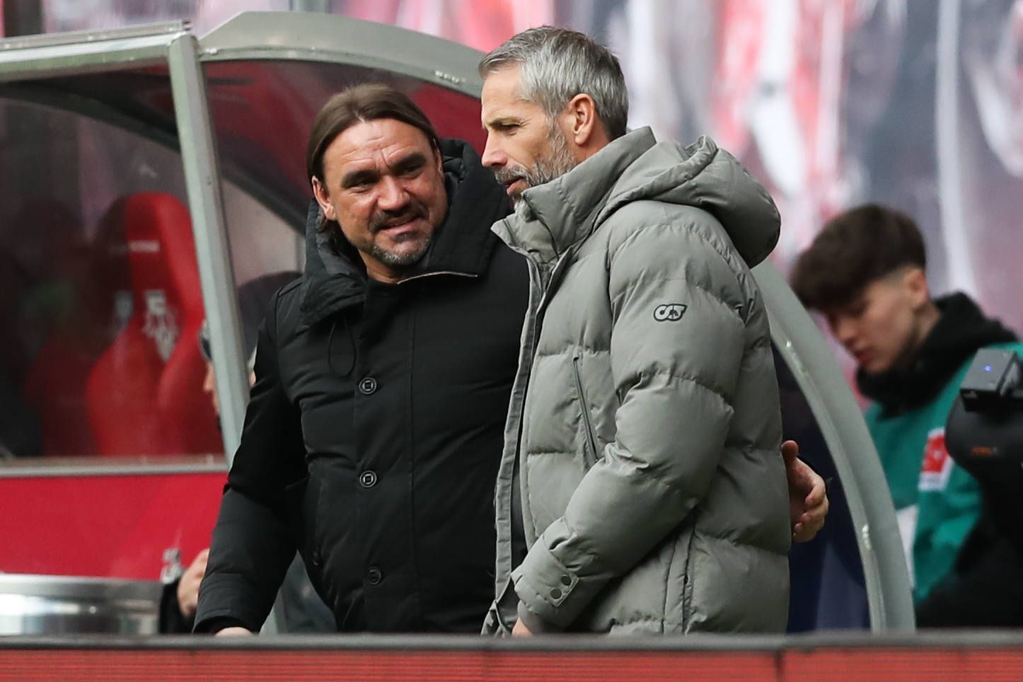 Ex-Gladbach-Trainer unter sich: Daniel Farke (l.) und Marco Rose (r.), hier zu sehen am 11. März 2023 in Leipzig. Die beiden sprechen miteinander.