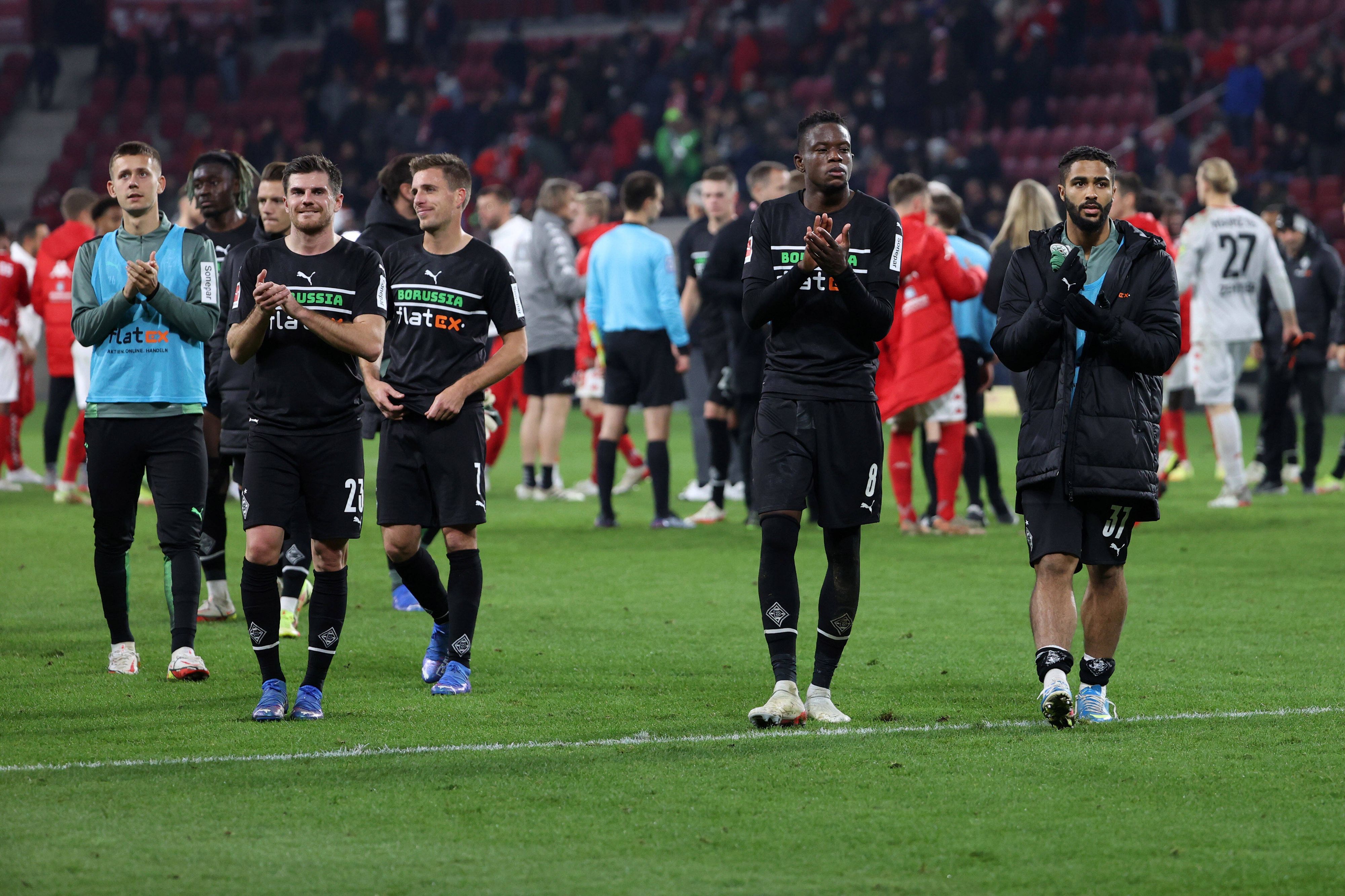 Der ehemalige Gladbach-Profi Keanan Bennetts (r.), hier gemeinsam mit Ex-Fohlen-Star Denis Zakaria (2.v.r.) am 5. November 2021 in Mainz zu sehen. Die beiden verabschieden sich von den mitgereisten Fans.