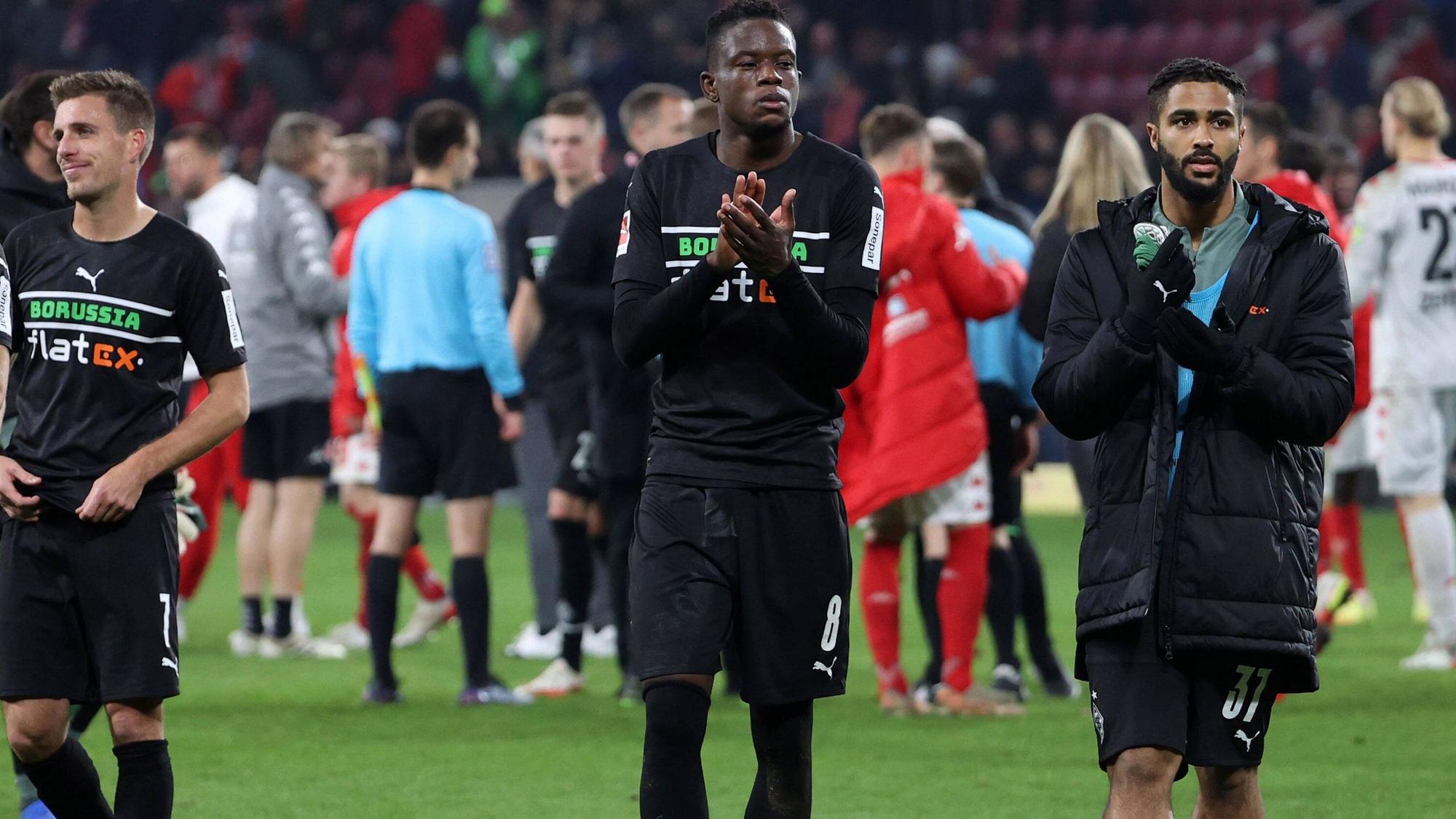 Der ehemalige Gladbach-Profi Keanan Bennetts (r.), hier gemeinsam mit Ex-Fohlen-Star Denis Zakaria (2.v.r.) am 5. November 2021 in Mainz zu sehen. Die beiden verabschieden sich von den mitgereisten Fans.