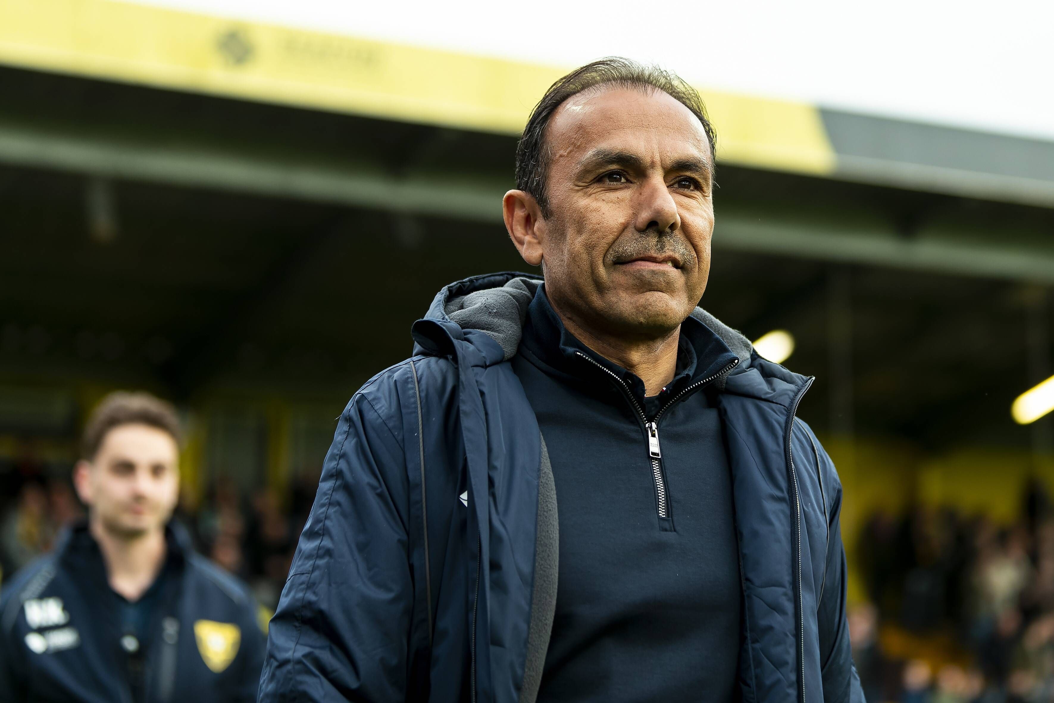 Trainer Jos Luhukay, hier zu sehen am 29. April 2022 im Stadion de Koel, der Heimat von Niederlande-Klub VVV Venlo. Luhukay lächelt.