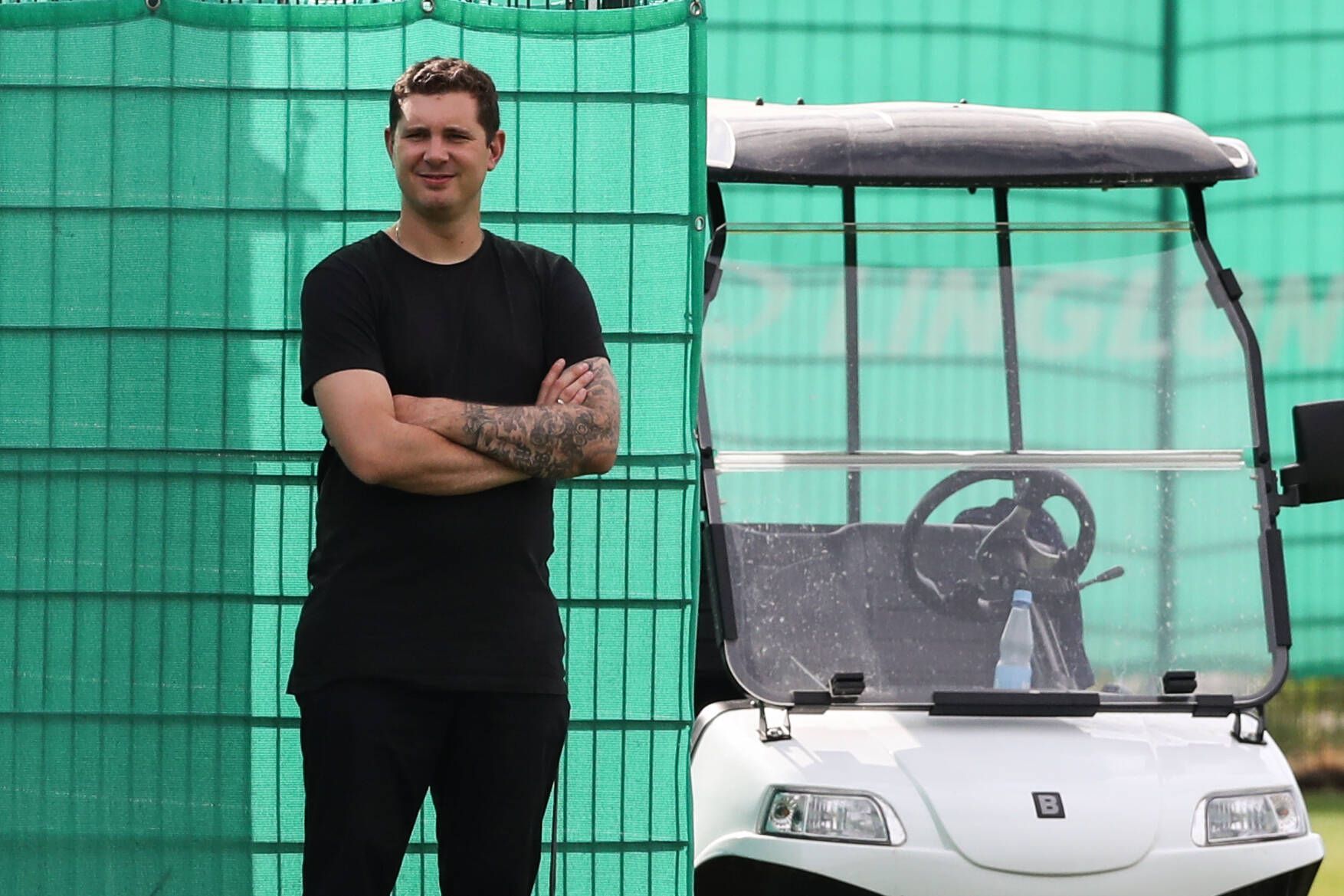 Nils Schmadtke ist der neue Sportdirektor Lizenz bei Fußball-Bundesligist Borussia Mönchengladbach. Auf diesem Foto ist er am 29. Juni 2022 zu sehen. Er steht neben einem Golf-Car, er hat seine Arme verschränkt.