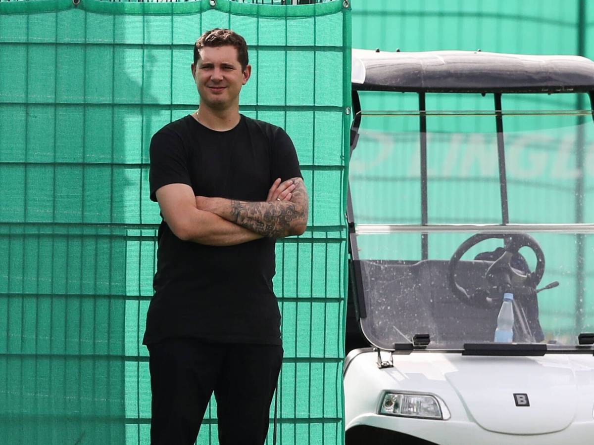 Nils Schmadtke ist der neue Sportdirektor Lizenz bei Fußball-Bundesligist Borussia Mönchengladbach. Auf diesem Foto ist er am 29. Juni 2022 zu sehen. Er steht neben einem Golf-Car, er hat seine Arme verschränkt.