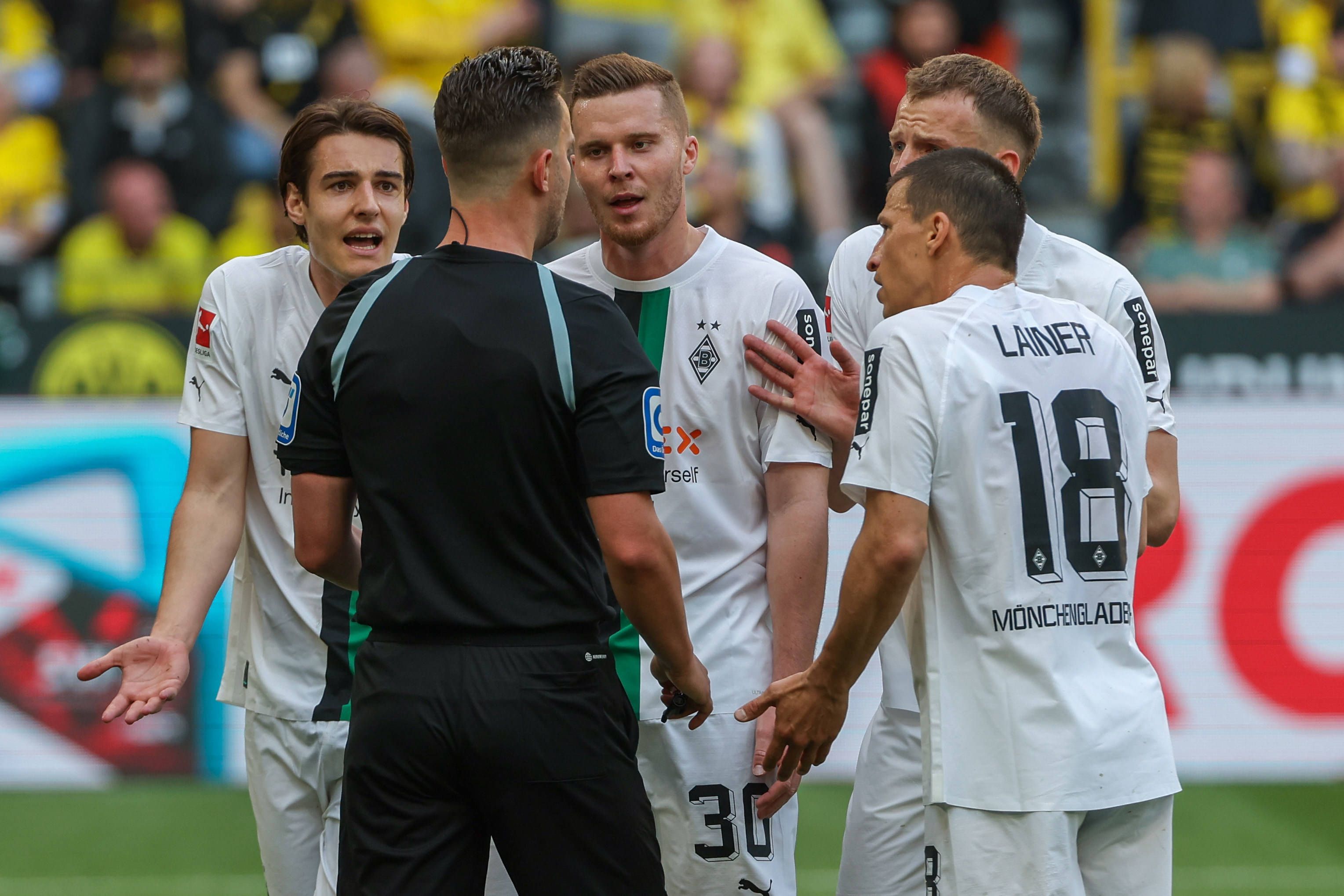 Die Borussia-Profis Florian Neuhaus (l.) und Nico Elvedi (2.v.l.) haben ihre Verträge bei Fußball-Bundesligist Mönchengladbach bislang nicht verlängert. Auch Stefan Lainer (r.) nicht. Das Foto zeigt die Fohlen am 13. Mai 2023 in Dortmund.