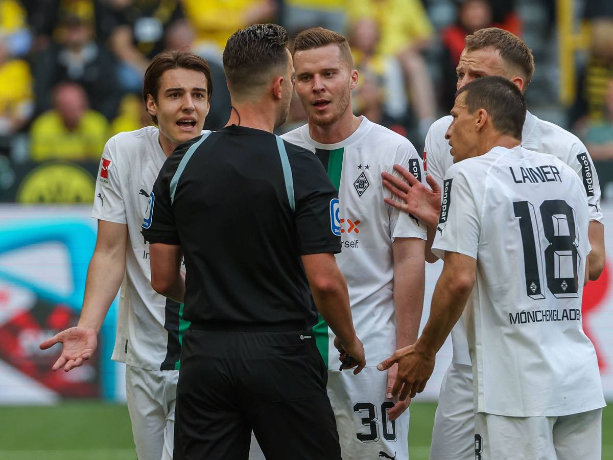 Die Borussia-Profis Florian Neuhaus (l.) und Nico Elvedi (2.v.l.) haben ihre Verträge bei Fußball-Bundesligist Mönchengladbach bislang nicht verlängert. Auch Stefan Lainer (r.) nicht. Das Foto zeigt die Fohlen am 13. Mai 2023 in Dortmund.