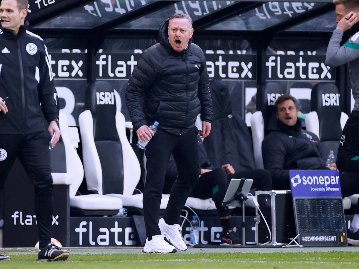 Roland Virkus, Geschäftsführer Sport bei Borussia Mönchengladbach, sitzt künftig während der Fohlen-Spiele nicht mehr auf der Bank am Spielfeldrand. Hier ist er am 4. März 2023 im Borussia-Park zu sehen. Virkus brüllt etwas Richtung Schiedsrichter, er hält eine Falsche Wasser in der Hand.