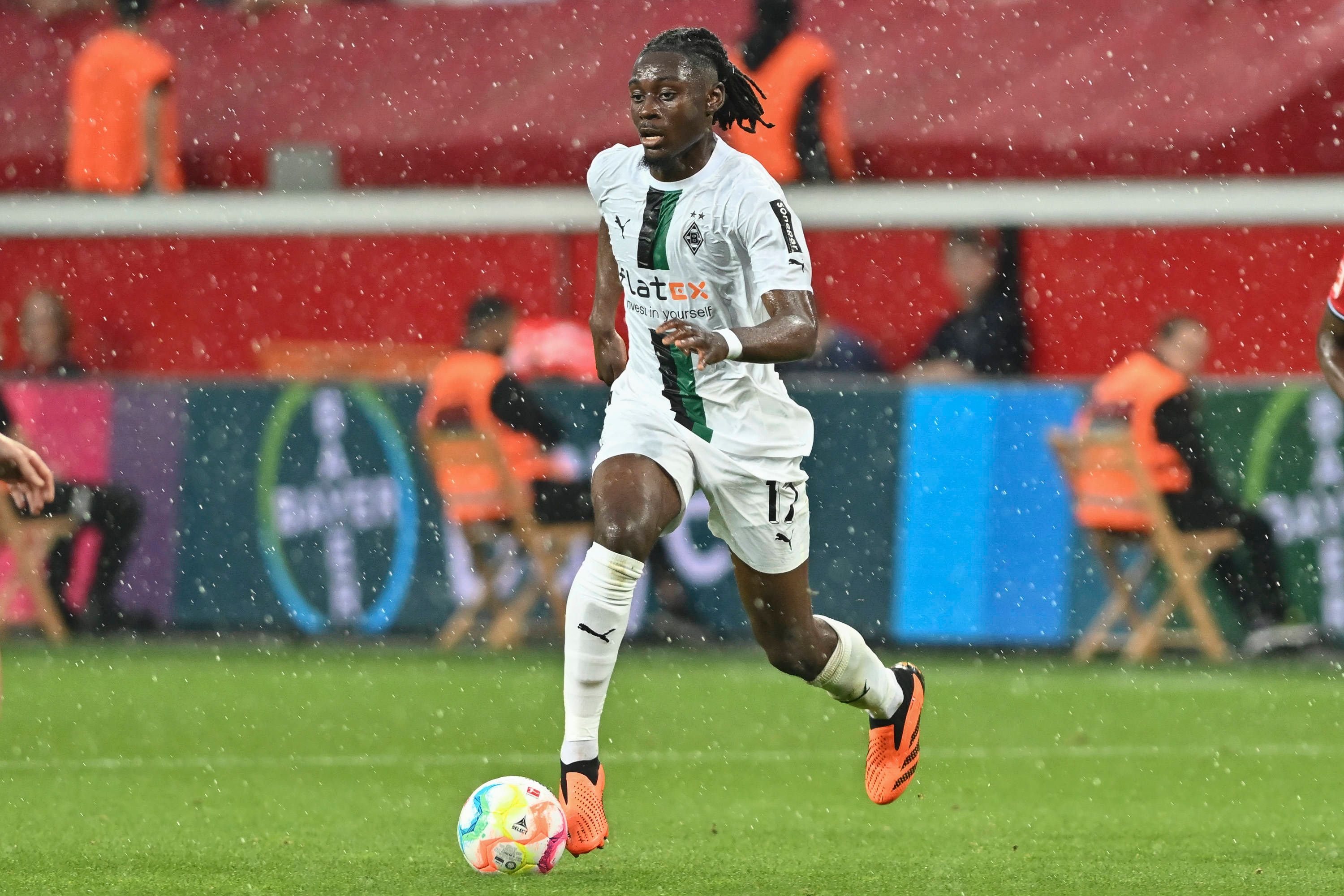 Gladbach-Profi Manu Kone, auf diesem Foto am 21. Mai 2023 während des Bundesliga-Duells bei Bayer Leverkusen zu sehen. Der Franzose führt den Ball am rechten Fuß.