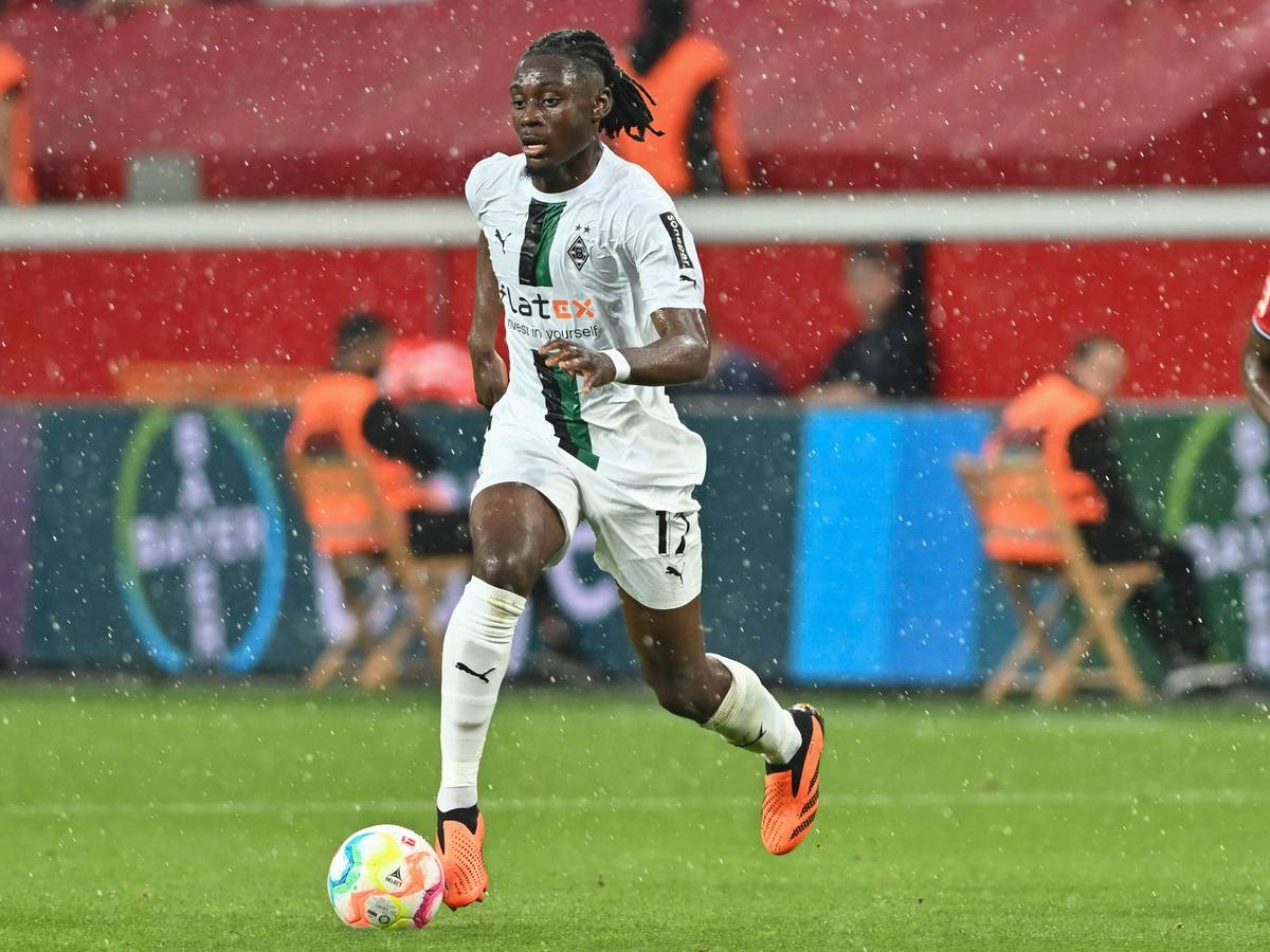 Gladbach-Profi Manu Kone, auf diesem Foto am 21. Mai 2023 während des Bundesliga-Duells bei Bayer Leverkusen zu sehen. Der Franzose führt den Ball am rechten Fuß.