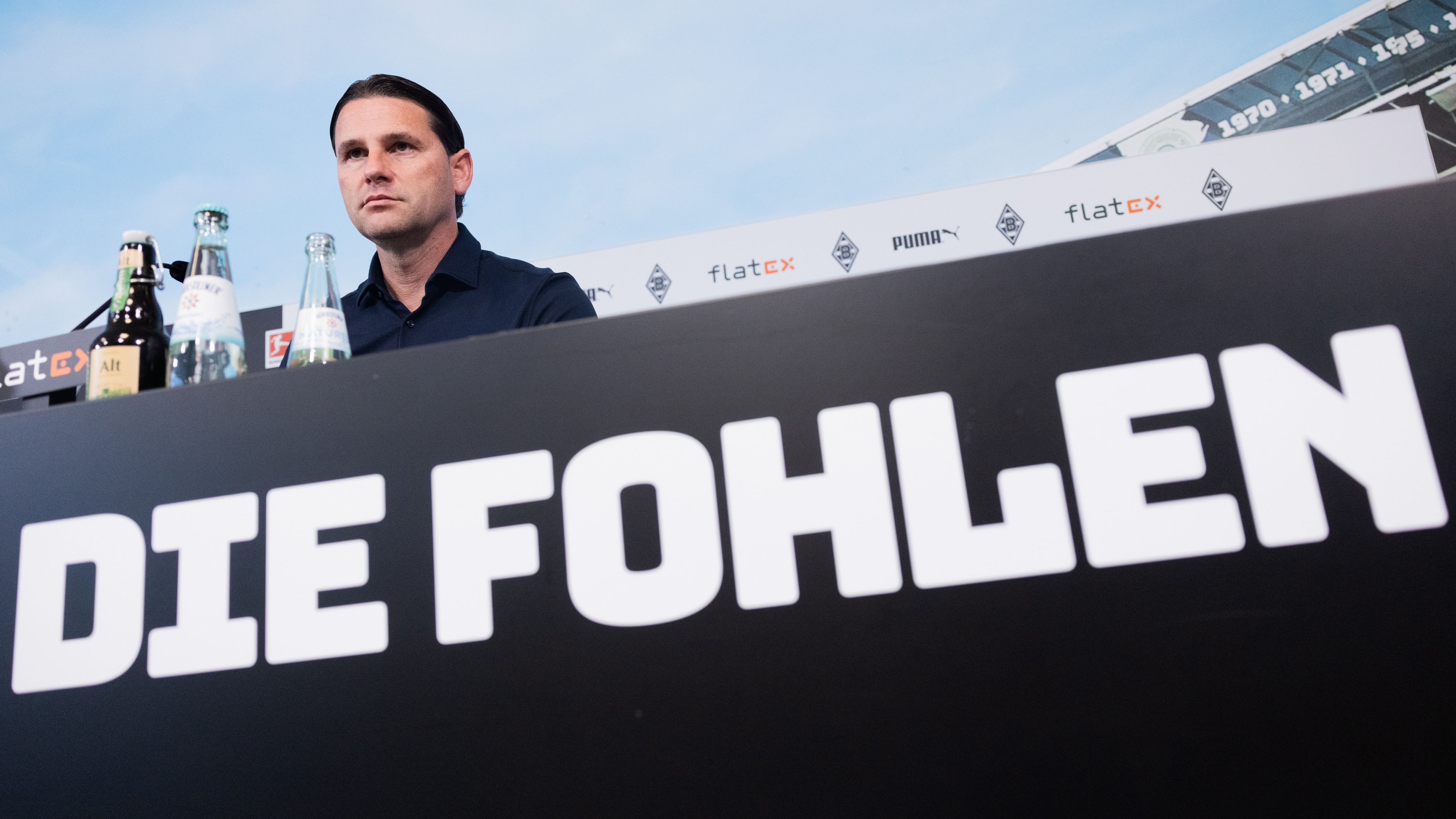 Gerardo Seoane, Trainer von Borussia Mönchengladbach, auf diesem Bild bei seiner offiziellen Vorstellung im Borussia-Park am 9. Juni 2023 zu sehen. Seoane schaut vom Podium aus Richtung Medienvertreter.
