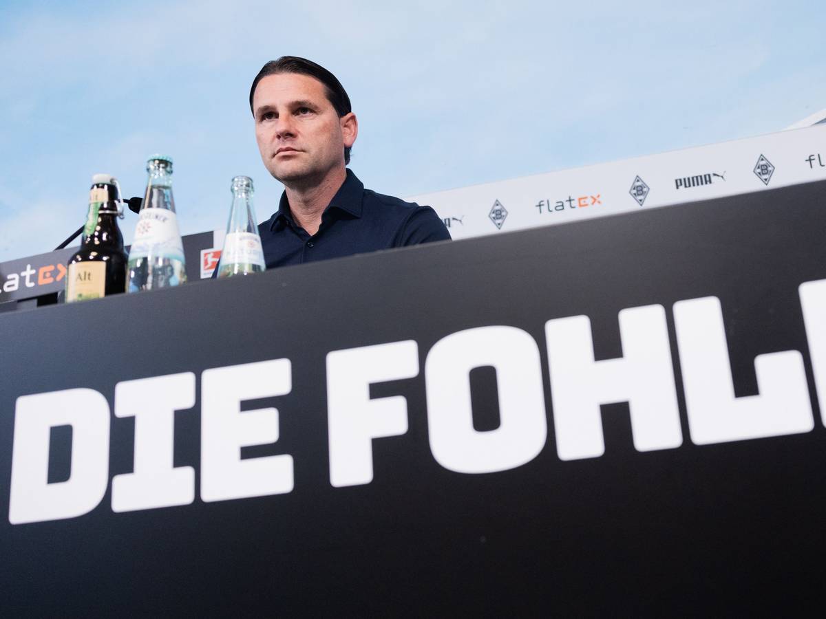 Gerardo Seoane, Trainer von Borussia Mönchengladbach, auf diesem Bild bei seiner offiziellen Vorstellung im Borussia-Park am 9. Juni 2023 zu sehen. Seoane schaut vom Podium aus Richtung Medienvertreter.
