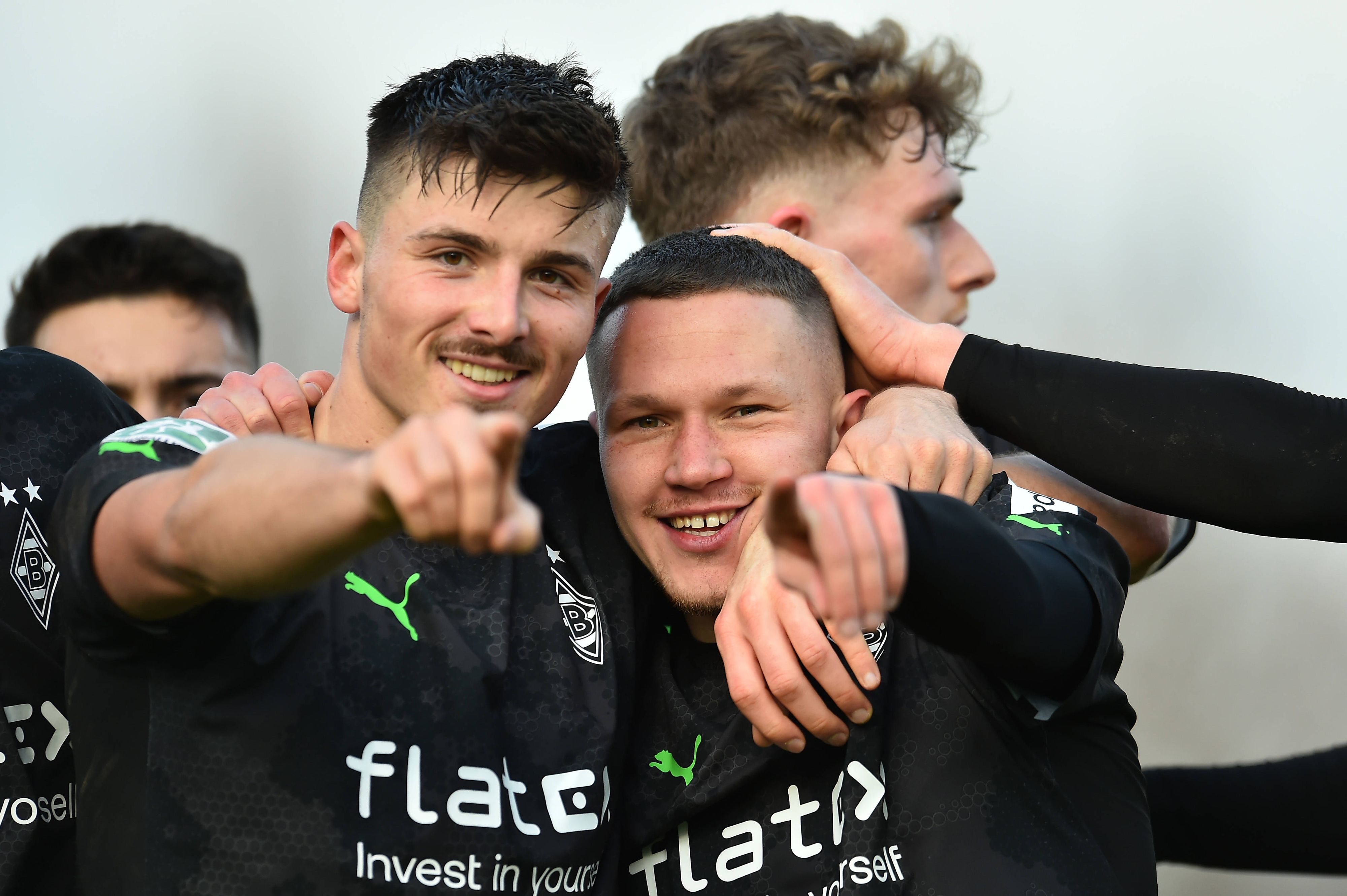 Stürmer Semir Telalovic (l.), hier zu sehen am 4. Februar 2023 im Regionalliga-Einsatz für die U23 von Borussia Mönchengladbach bei der U23 von Fortuna Düsseldorf. Er jubelt gemeinsam mit Phil Beckhoff (r.). Telalovic macht eine Geste mit der Hand.