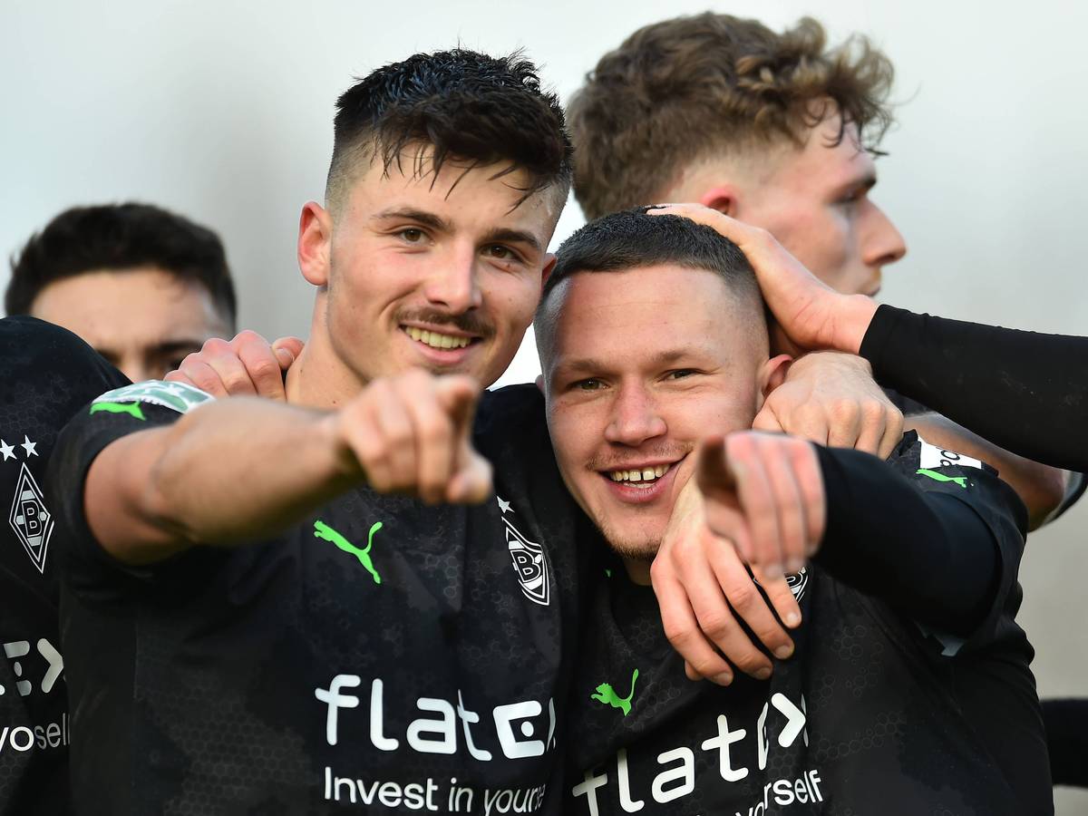 Stürmer Semir Telalovic (l.), hier zu sehen am 4. Februar 2023 im Regionalliga-Einsatz für die U23 von Borussia Mönchengladbach bei der U23 von Fortuna Düsseldorf. Er jubelt gemeinsam mit Phil Beckhoff (r.). Telalovic macht eine Geste mit der Hand.