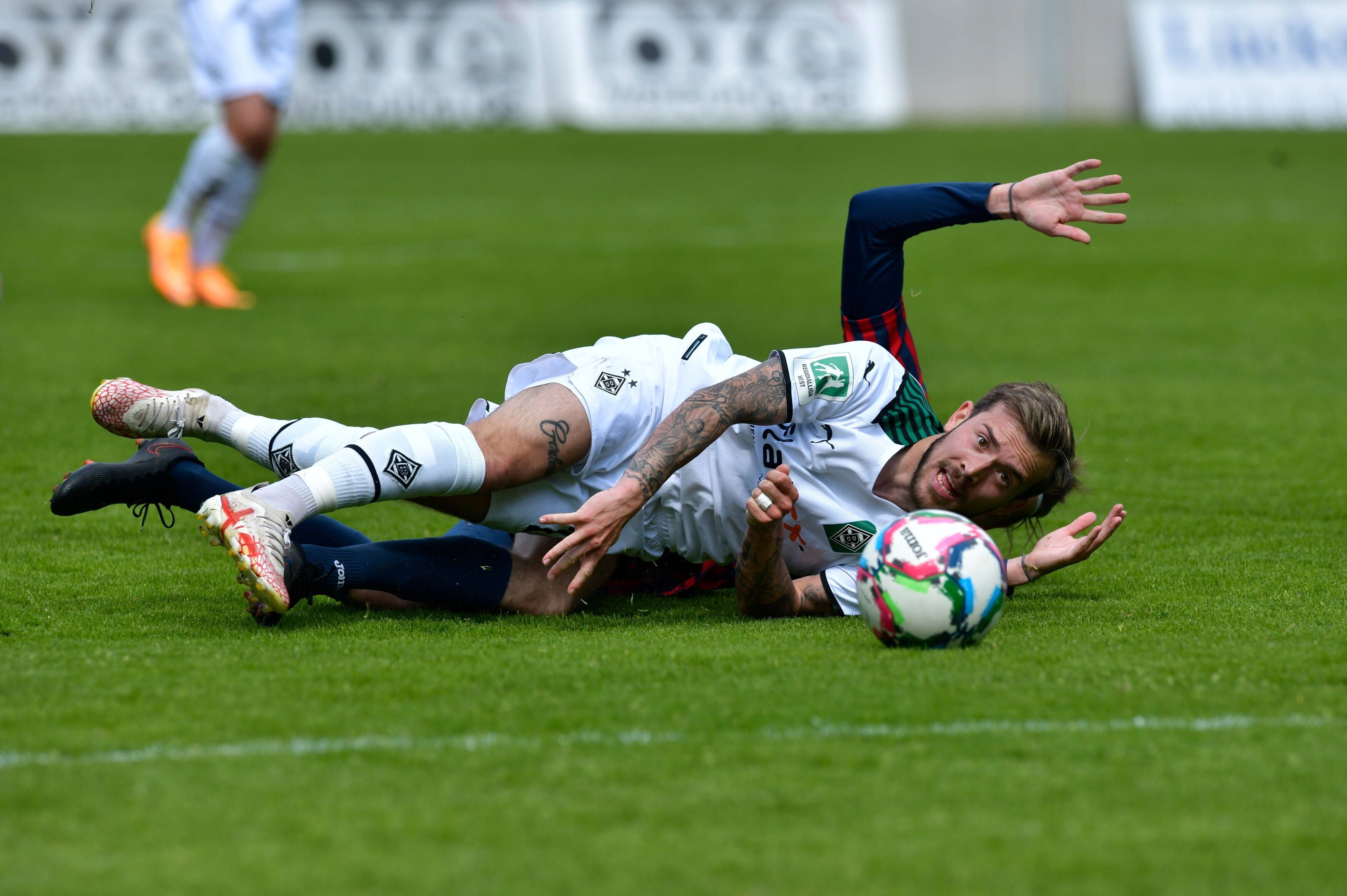 Joshua Holtby führt im Regionalliga-Spiel der U23 von Borussia Mönchengladbach gegen den Wuppertaler SV am 30. April 2022 einen Zweikampf und liegt dabei auf dem Boden.