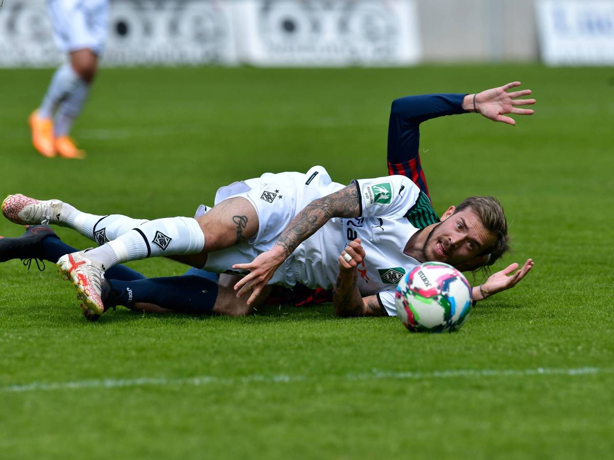 Joshua Holtby führt im Regionalliga-Spiel der U23 von Borussia Mönchengladbach gegen den Wuppertaler SV am 30. April 2022 einen Zweikampf und liegt dabei auf dem Boden.
