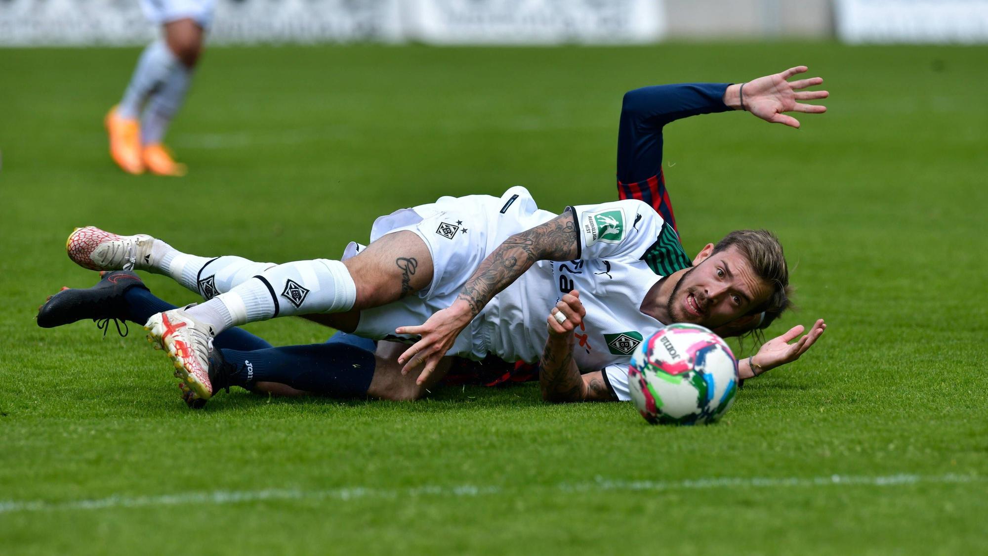 Joshua Holtby kämpft am 30. April 2022 im Spiel der U23 von Borussia Mönchengladbach gegen den Wuppertaler SV um den Ball.