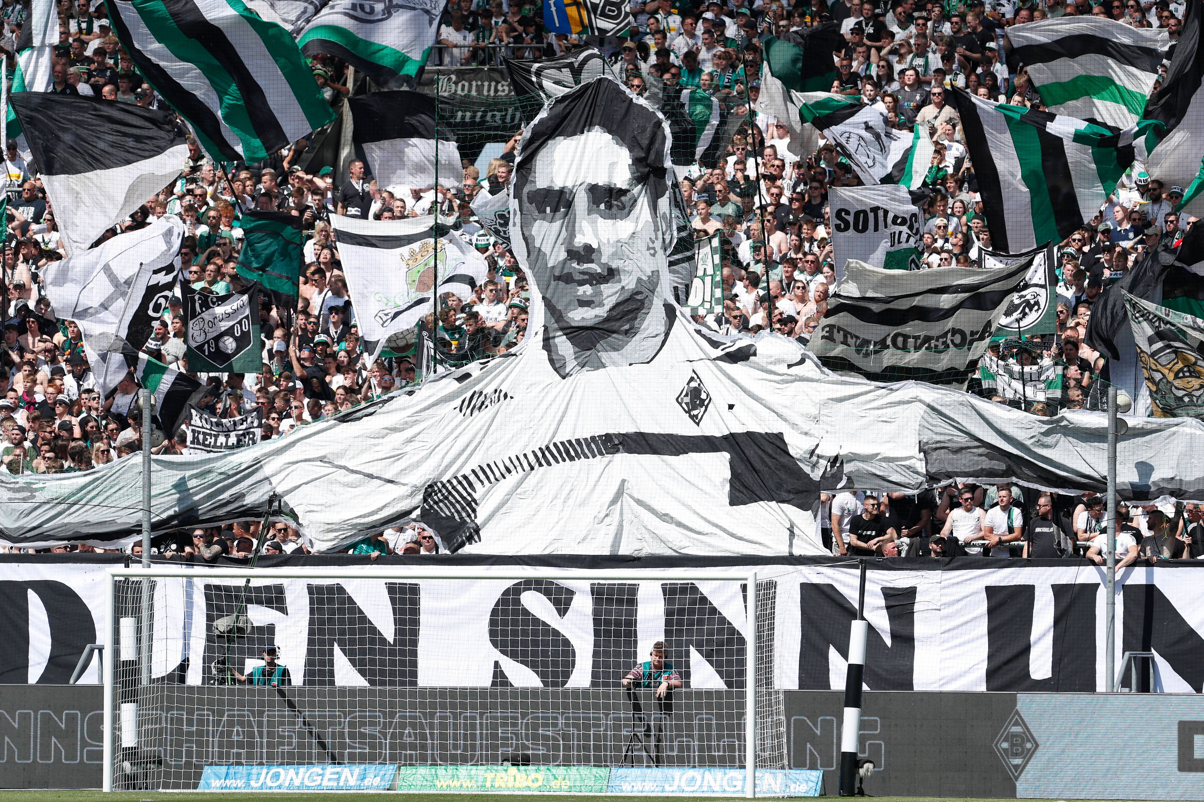 Die Abschieds-Choreo der Gladbach-Fans in der Nordkurve für ihren Capitano Lars Stindl. Zu sehen hat es das am 12. Mai 2023 im Borussia-Park gegeben, vor dem Liga-Finish gegen den FC Augsburg. Ein Stindl-Bild ist auf einem riesigen Banner abgebildet.