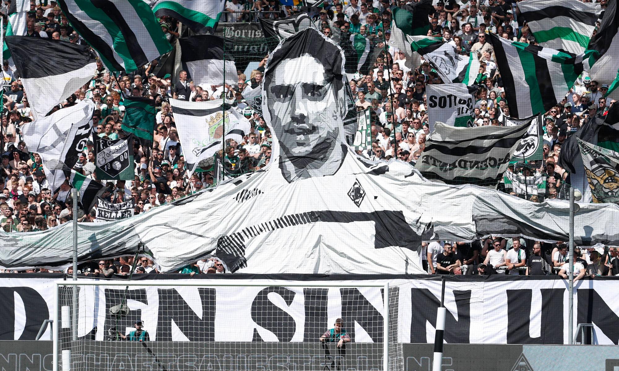 Die Abschieds-Choreo der Gladbach-Fans in der Nordkurve für ihren Capitano Lars Stindl. Zu sehen hat es das am 12. Mai 2023 im Borussia-Park gegeben, vor dem Liga-Finish gegen den FC Augsburg. Ein Stindl-Bild ist auf einem riesigen Banner abgebildet.