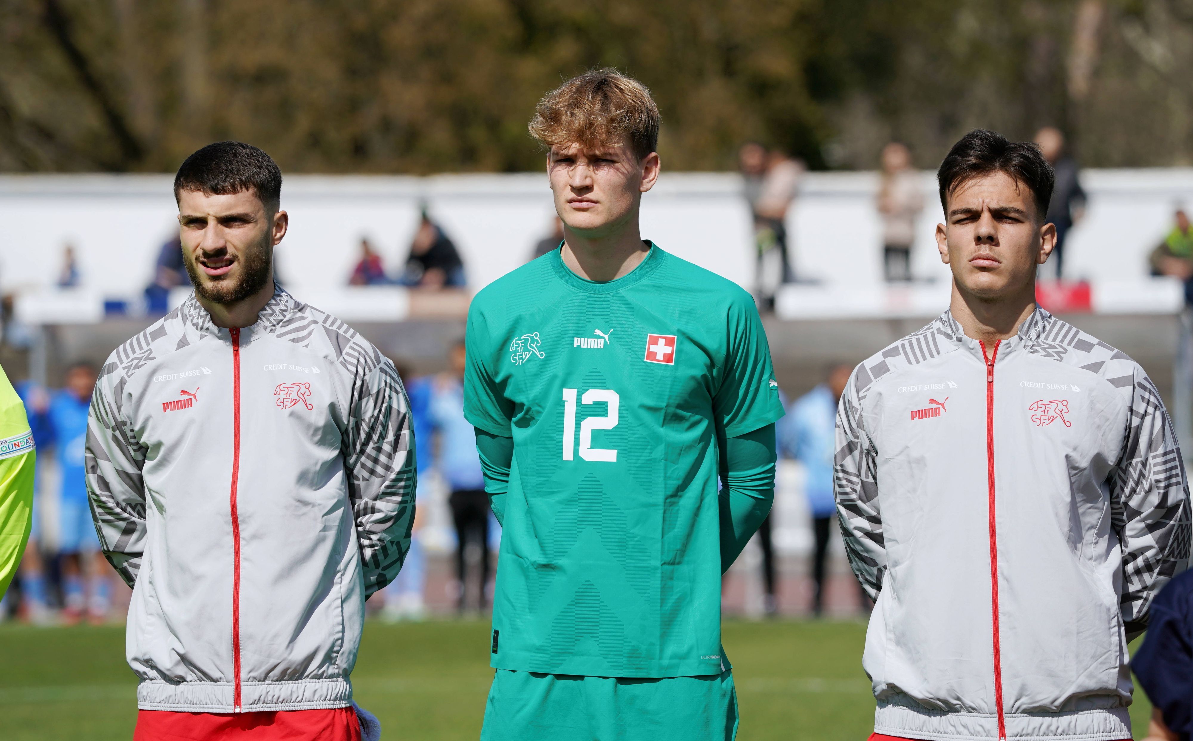 Leonidas Stergiou (l.) steht im Rahmen eines U21-Länderspiels der Schweiz am 28. März 2023 zur Nationalhymne bereit.