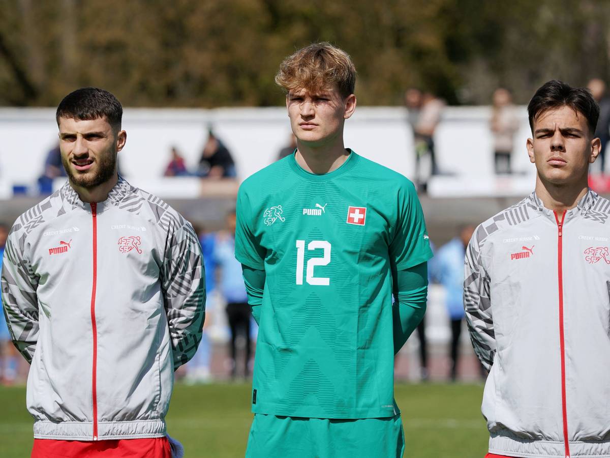 Leonidas Stergiou (l.) steht im Rahmen eines U21-Länderspiels der Schweiz am 28. März 2023 zur Nationalhymne bereit.
