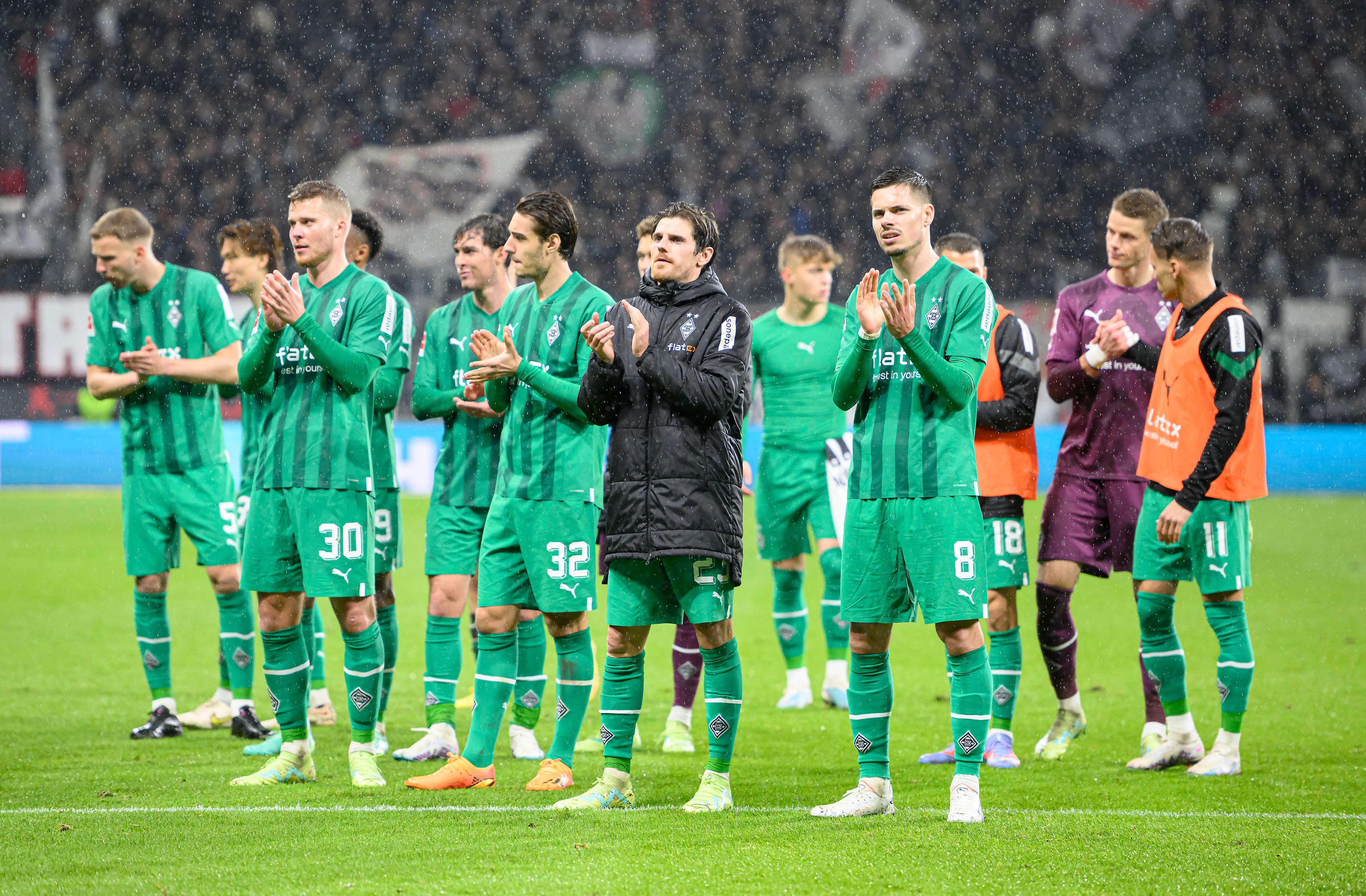Das Team von Borussia Mönchengladbach beklatscht den Auswärts-Support der Gladbach-Fans nach dem Spiel bei Eintracht Frankfurt am 15. April 2023.