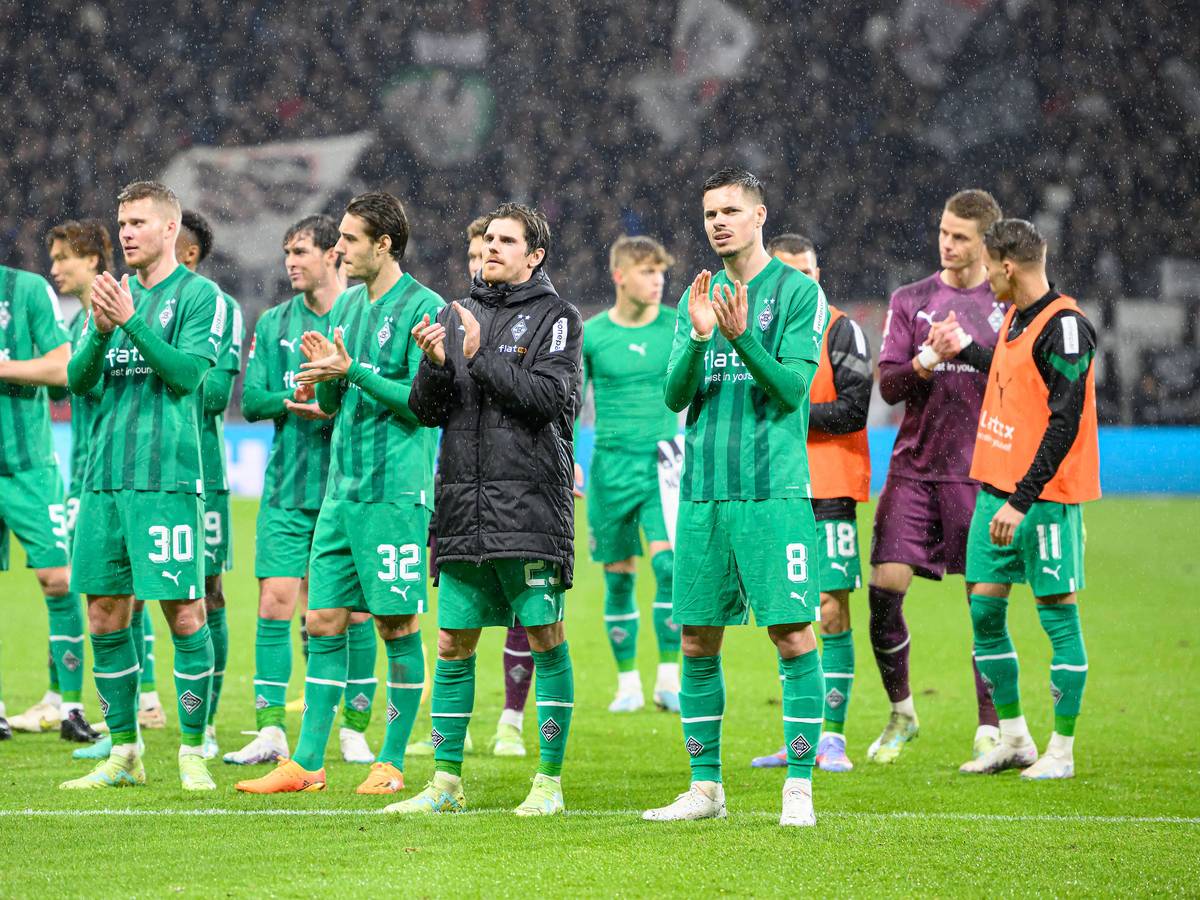 Das Team von Borussia Mönchengladbach beklatscht den Auswärts-Support der Gladbach-Fans nach dem Spiel bei Eintracht Frankfurt am 15. April 2023.