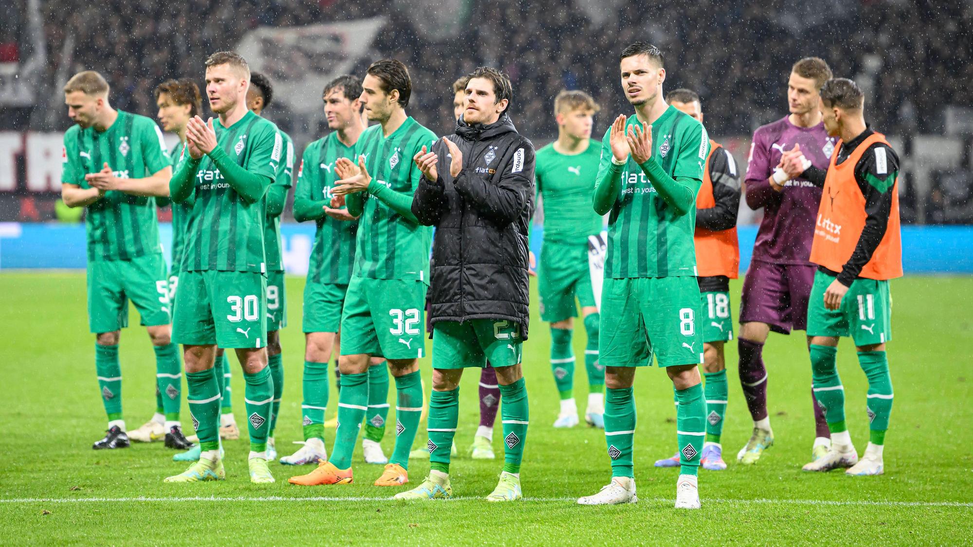 Das Team von Borussia Mönchengladbach beklatscht den Auswärts-Support der Gladbach-Fans nach dem Spiel bei Eintracht Frankfurt am 15. April 2023.