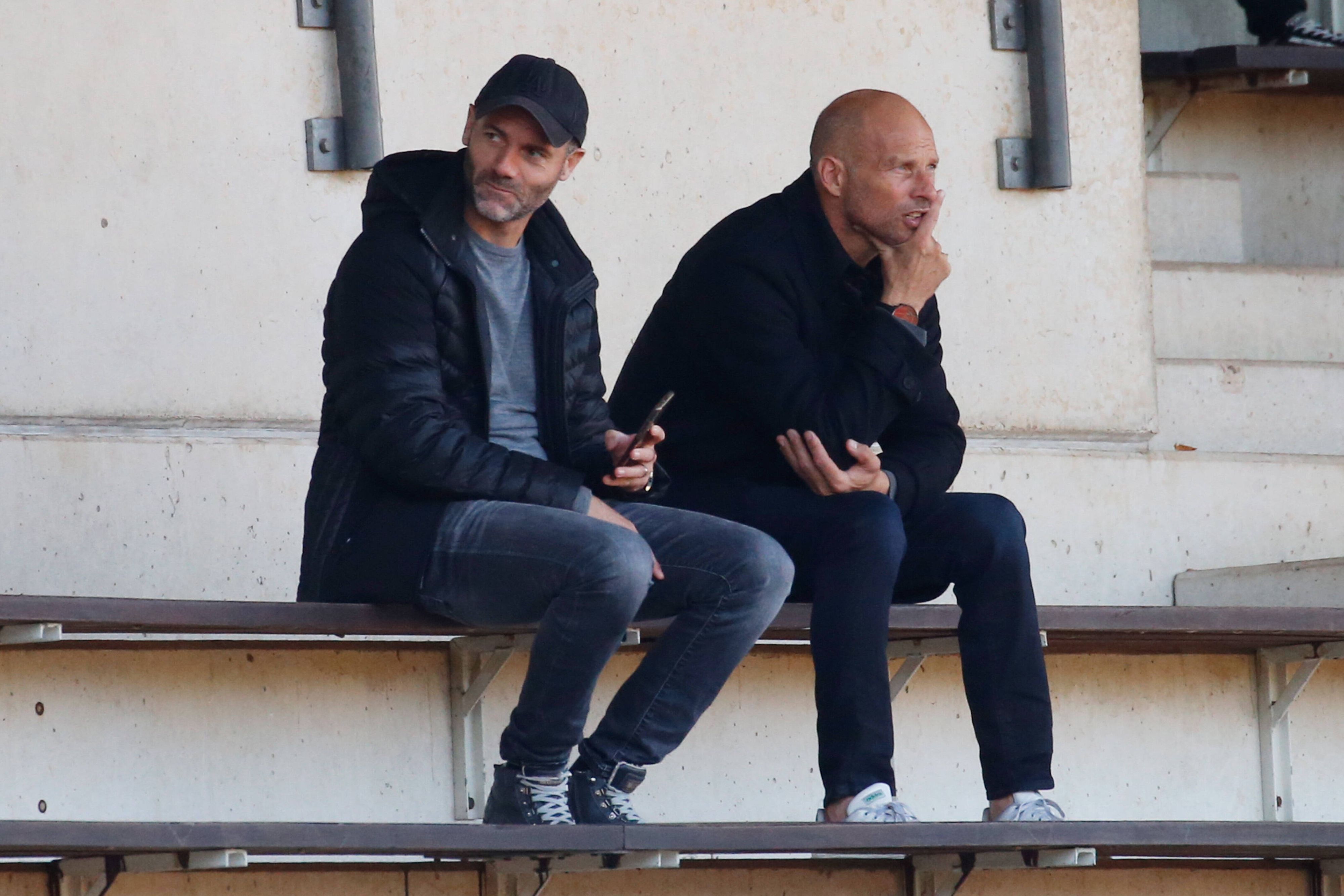 Zwei Trainer im Rheydter Grenzlandstadion: Gladbach-Coach Alexander Ende (l.) und sein Kollege Arie van Lent (r.), auf diesem Foto am 9. Oktober 2021 zu sehen. Die beiden sitzen auf der Tribüne.