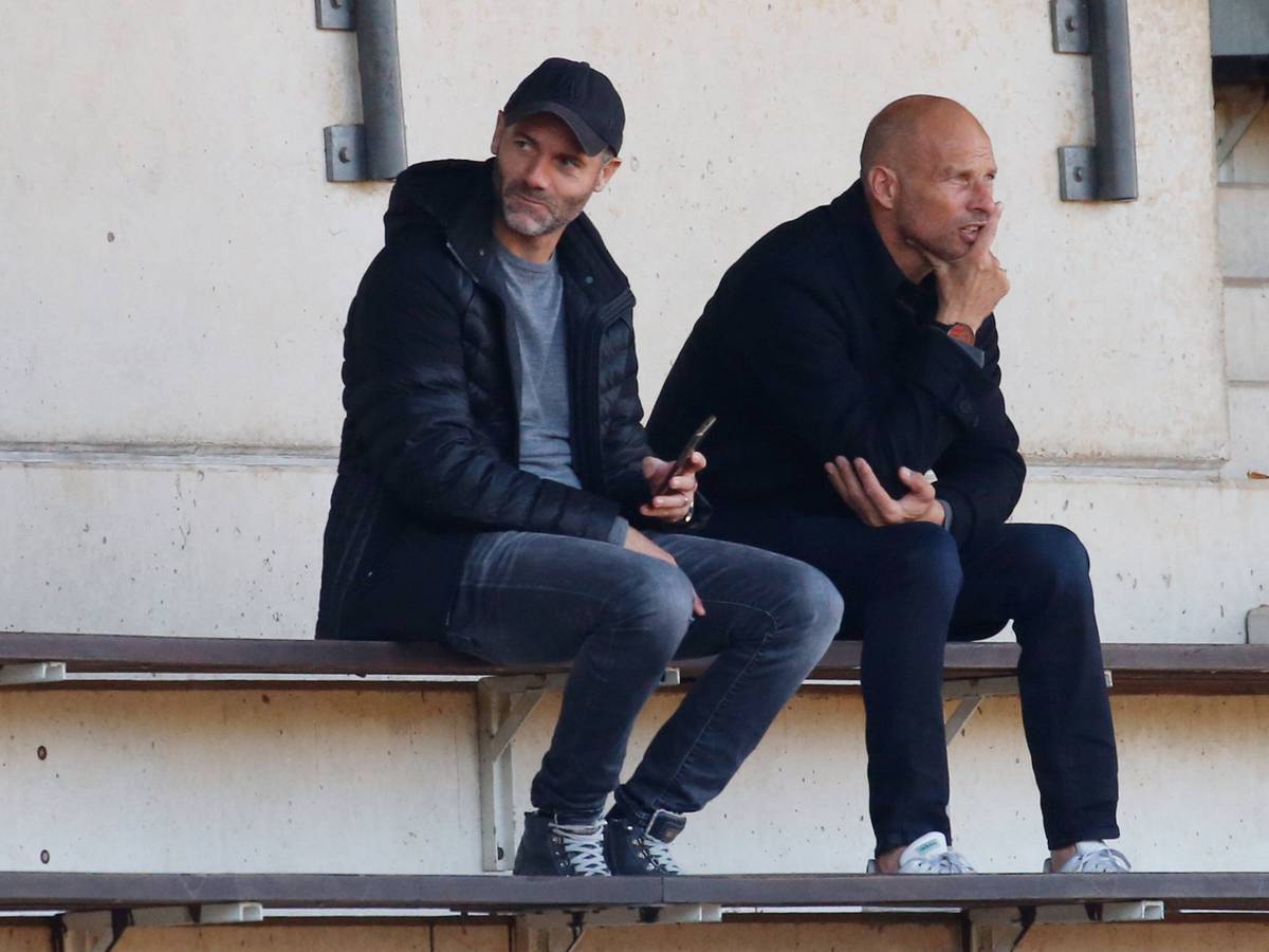 Zwei Trainer im Rheydter Grenzlandstadion: Gladbach-Coach Alexander Ende (l.) und sein Kollege Arie van Lent (r.), auf diesem Foto am 9. Oktober 2021 zu sehen. Die beiden sitzen auf der Tribüne.