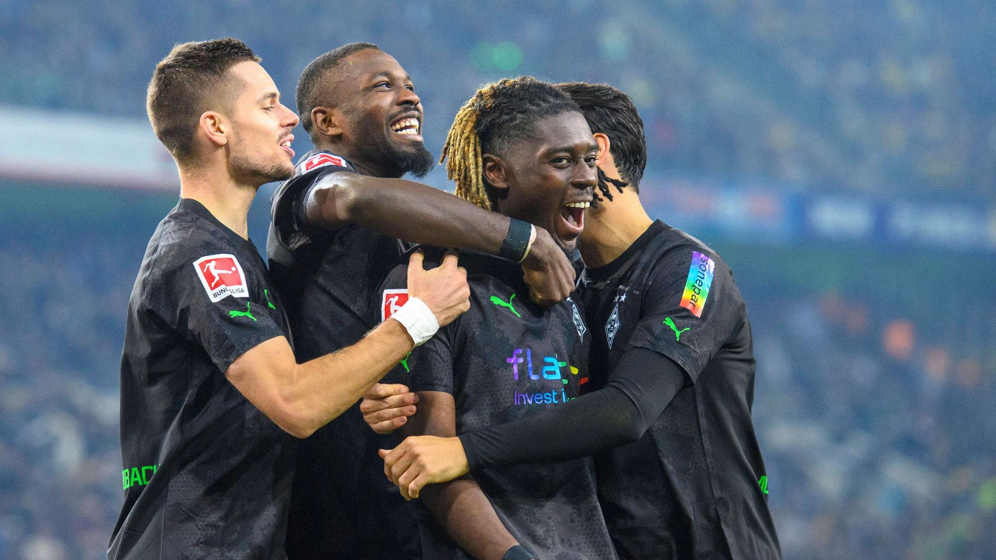 Marcus Thuram (2.v.l.) jubelt gemeinsam mit seinen Teamkollegen von Borussia Mönchengladbach am 11. November nach einem Tor im Spiel gegen Borussia Dortmund.