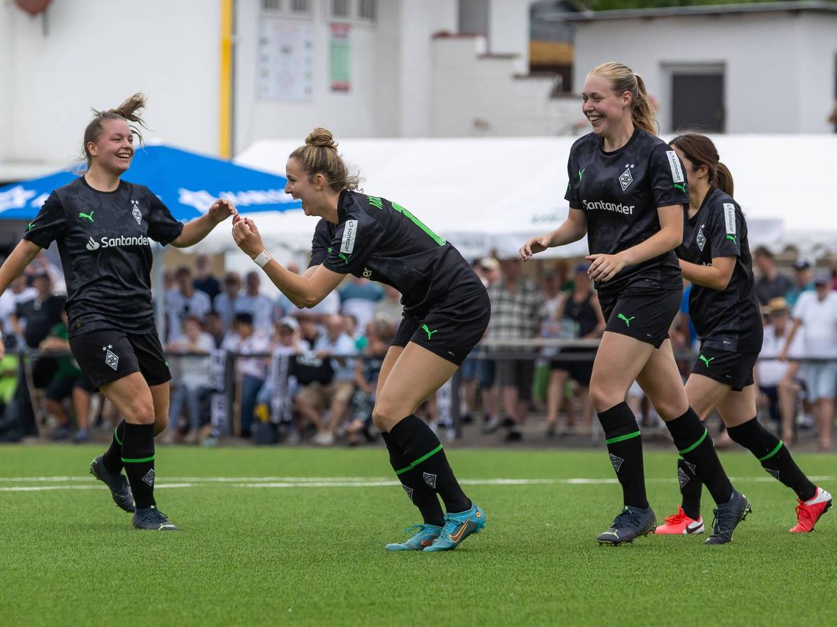 Die Frauen von Borussia Mönchengladbach jubeln im Relegations-Rückspiel bei der SV Elversberg.