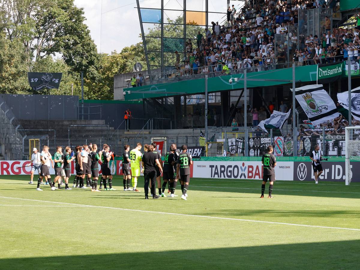 Borussia Mönchengladbach: Die Spieler bedanken sich nach dem Spiel im DFB-Pokal bei ihren Fans.