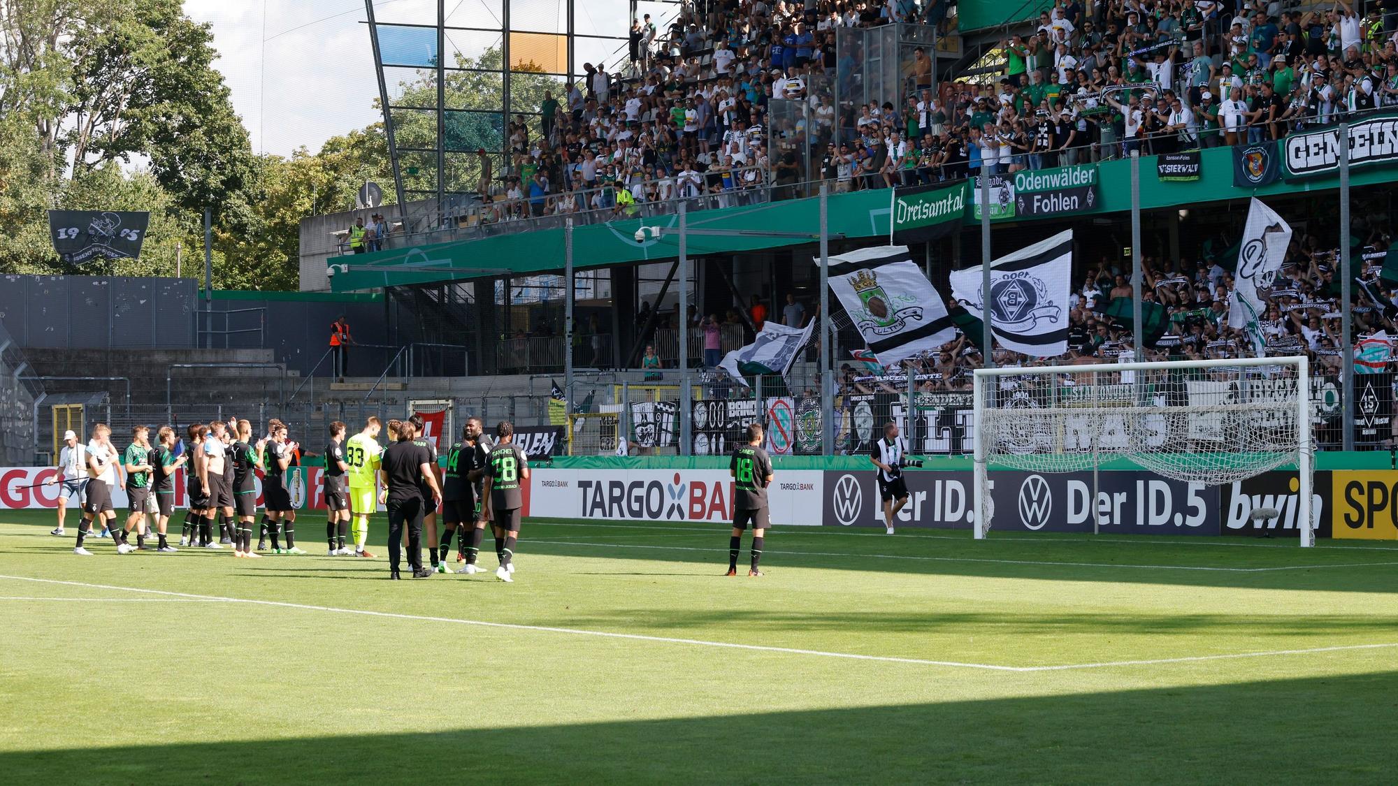 Die Spieler von Borussia Mönchengladbach bedanken sich nach dem DFB-Pokal-Erstrundenspiel beim SV Oberachern am 31. Juli 2022 bei den mitgereisten Fans.