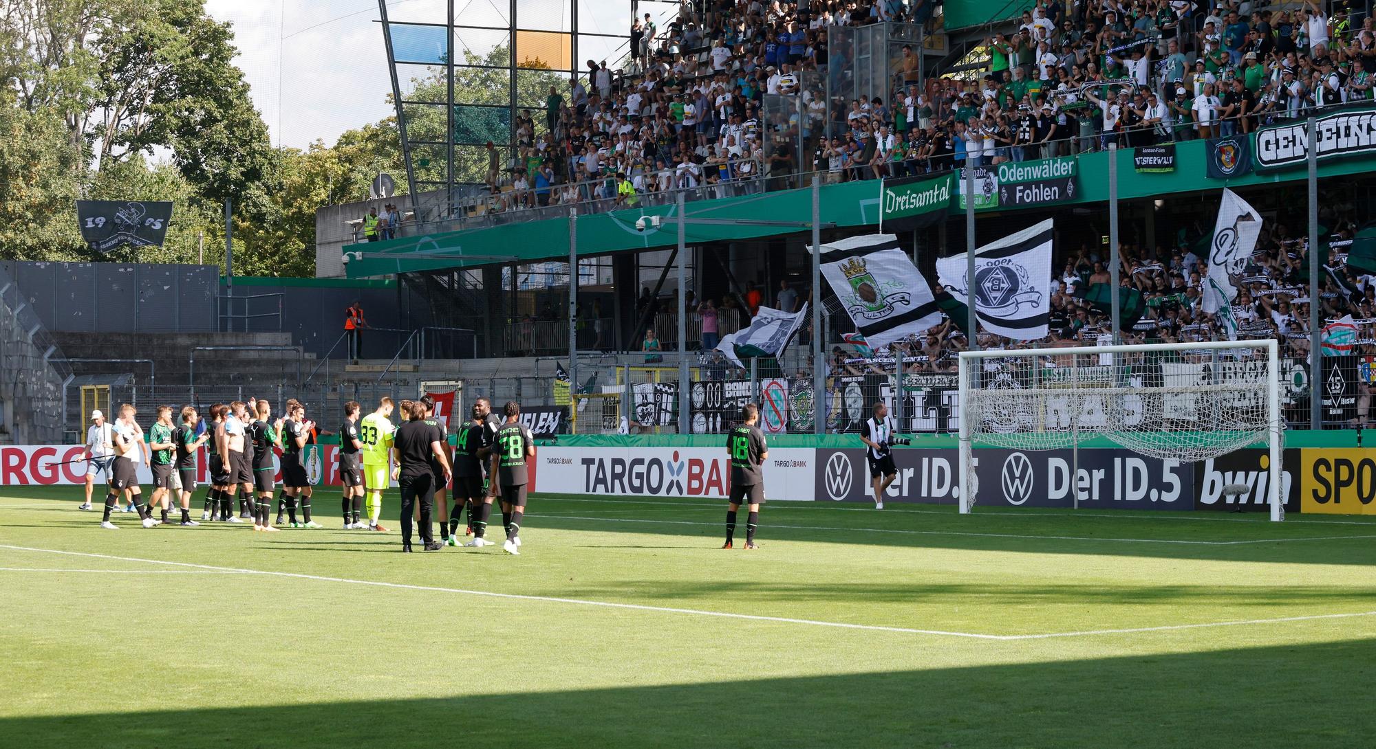 Die Spieler von Borussia Mönchengladbach bedanken sich nach dem DFB-Pokal-Erstrundenspiel beim SV Oberachern am 31. Juli 2022 bei den mitgereisten Fans.
