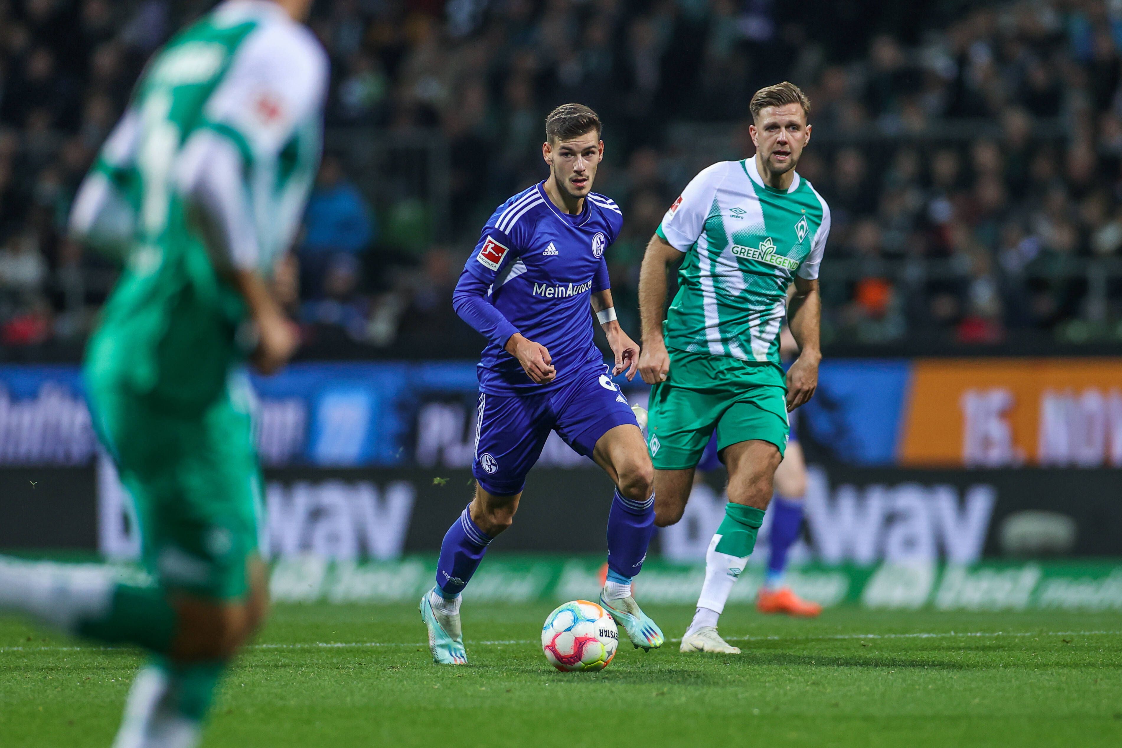 Tom Krauß treibt den Ball im Bundesliga-Spiel von Schalke 04 gegen Werder Bremen am 5. November 2022 nach vorne.