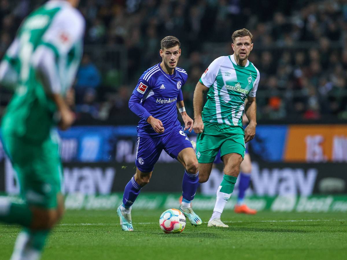 Tom Krauß treibt den Ball im Bundesliga-Spiel von Schalke 04 gegen Werder Bremen am 5. November 2022 nach vorne.