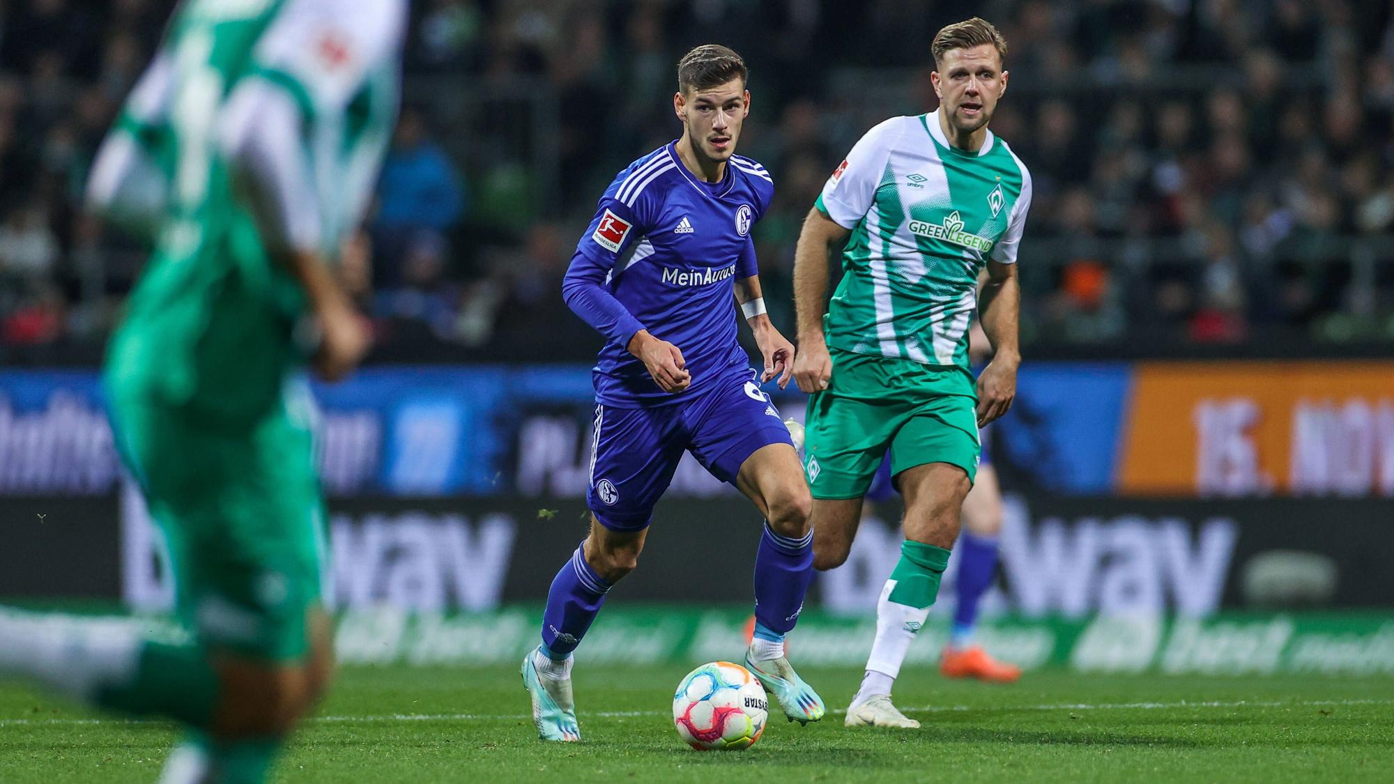 Tom Krauß treibt den Ball im Bundesliga-Spiel von Schalke 04 gegen Werder Bremen am 5. November 2022 nach vorne.